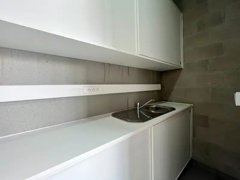 Praktische loods van 132 m² met 2 parkeerplaatsen in Rumbeke foto 4