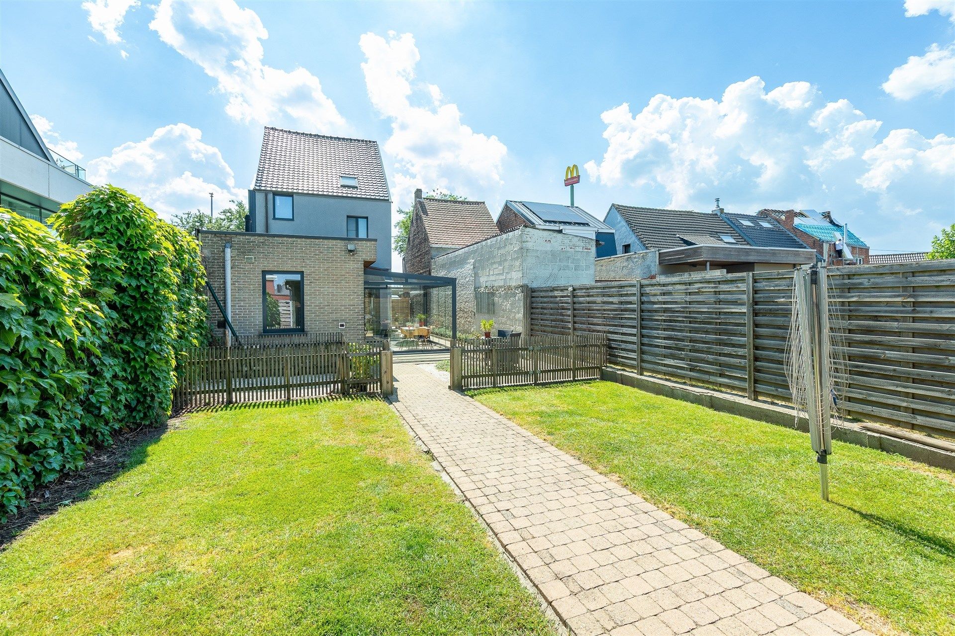 Uitstekend gerenoveerde woning met tuin en parkeerplaats foto 25