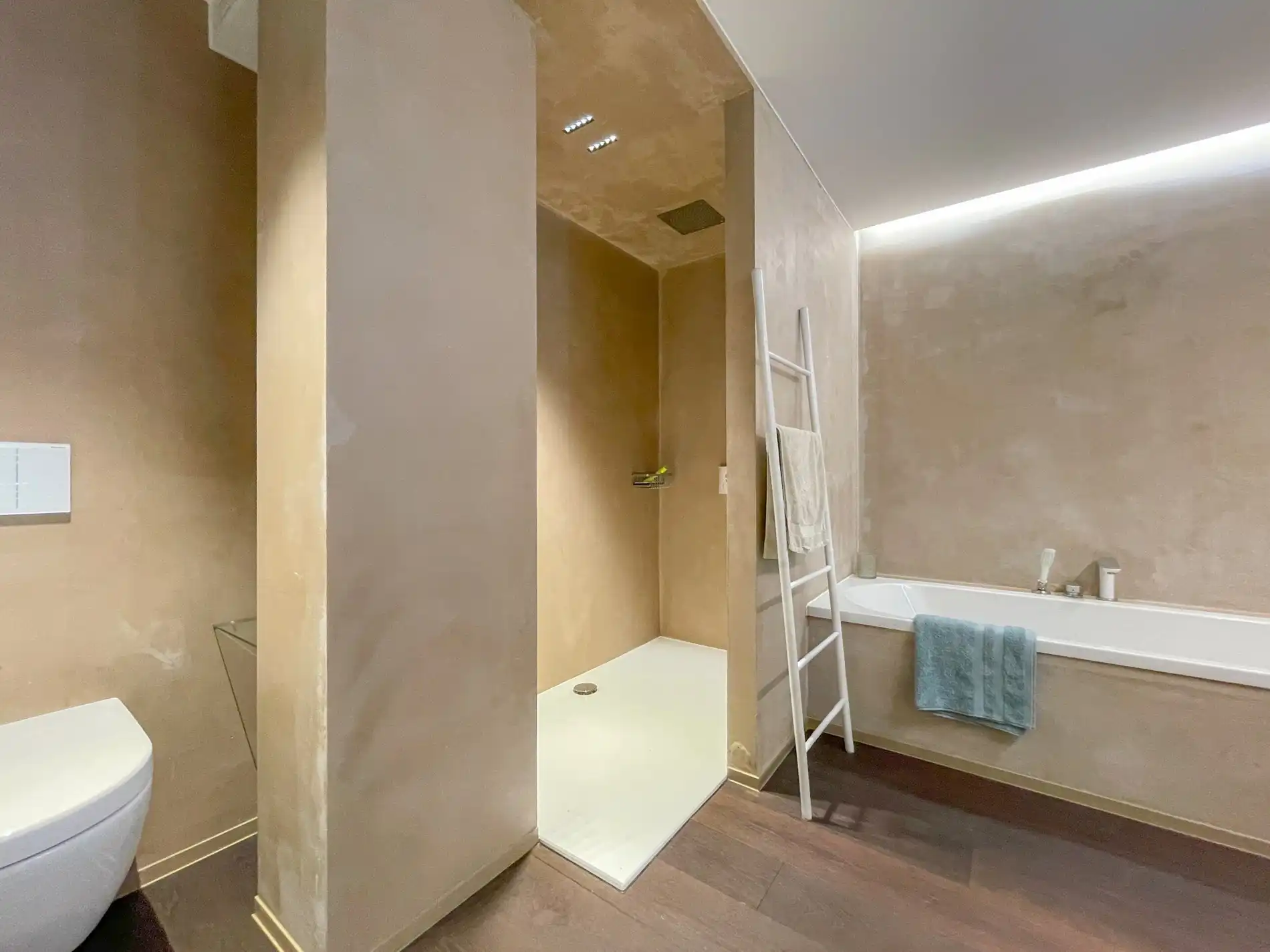 Uitzonderlijk, luxueus afgewerkt hoekappartement met frontaal zeezicht. foto 37