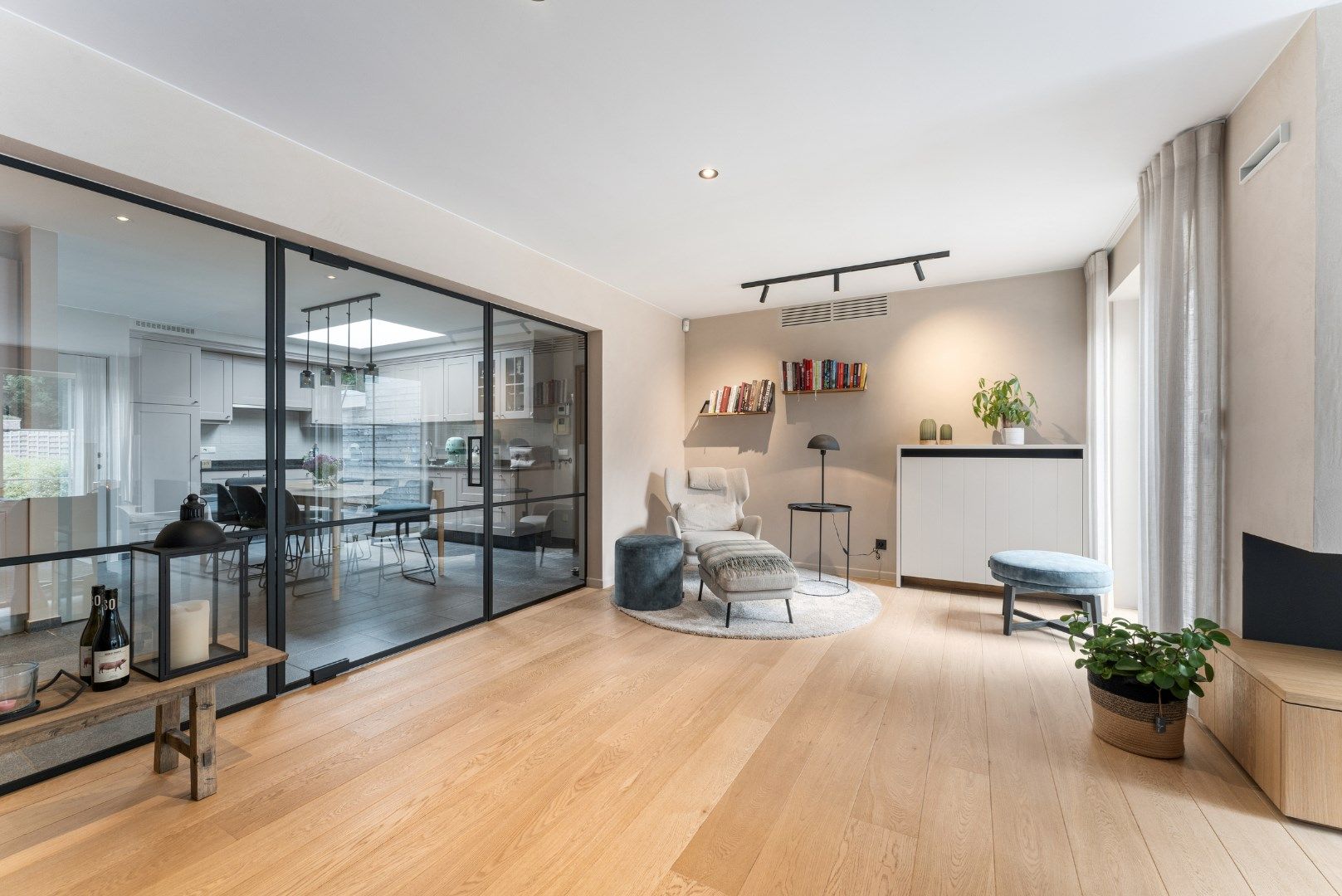 PRACHTIGE WONING MET EIKEN BIJGEBOUW | HANDELSRUIMTE & 4 GARAGES!!!  foto 2