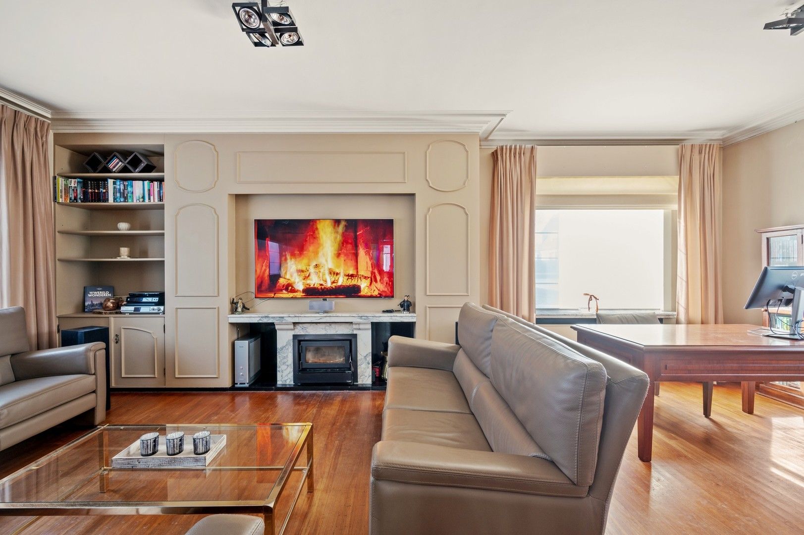 Hoofdfoto van de publicatie: Unieke eigendom met vrijstaande woning met kantoor, loods en een grote dubbele garage