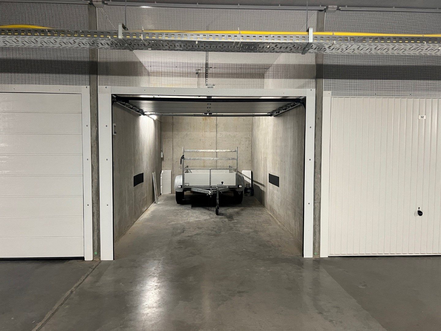Ruime gesloten garagebox centraal gelegen te Duinenwater foto 3