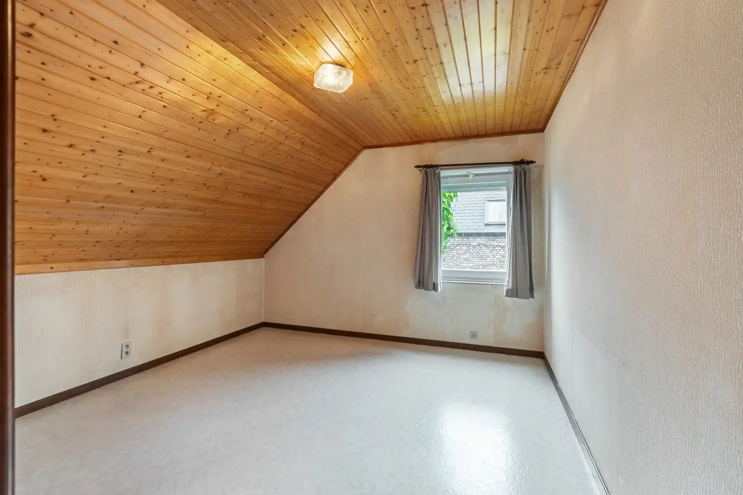 Te renoveren woning met vier slaapkamers, inpandige garage en noordwest georiënteerde tuin op een perceel van 6 are 78 ca te Begijnendijk ! foto 11