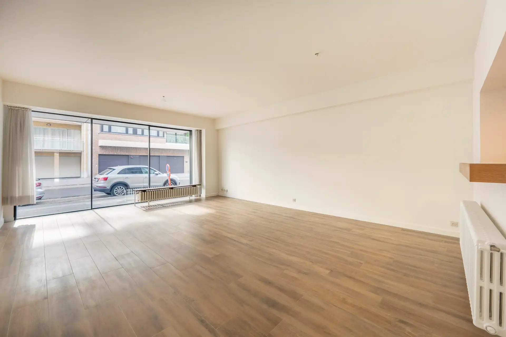 Ongemeubeld: ruim appartement in een zijstraat van de zeedijk! foto {{pictureIndex}}