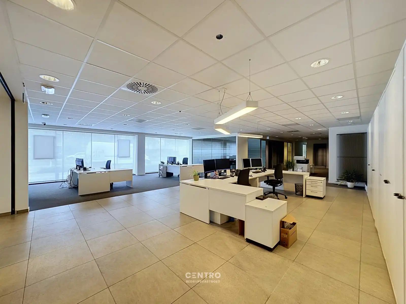 Instapklare KANTOORRUIMTEN (430m²) met 10 private parkeerplaatsen, langs een drukke invalsweg van Brugge! foto 3
