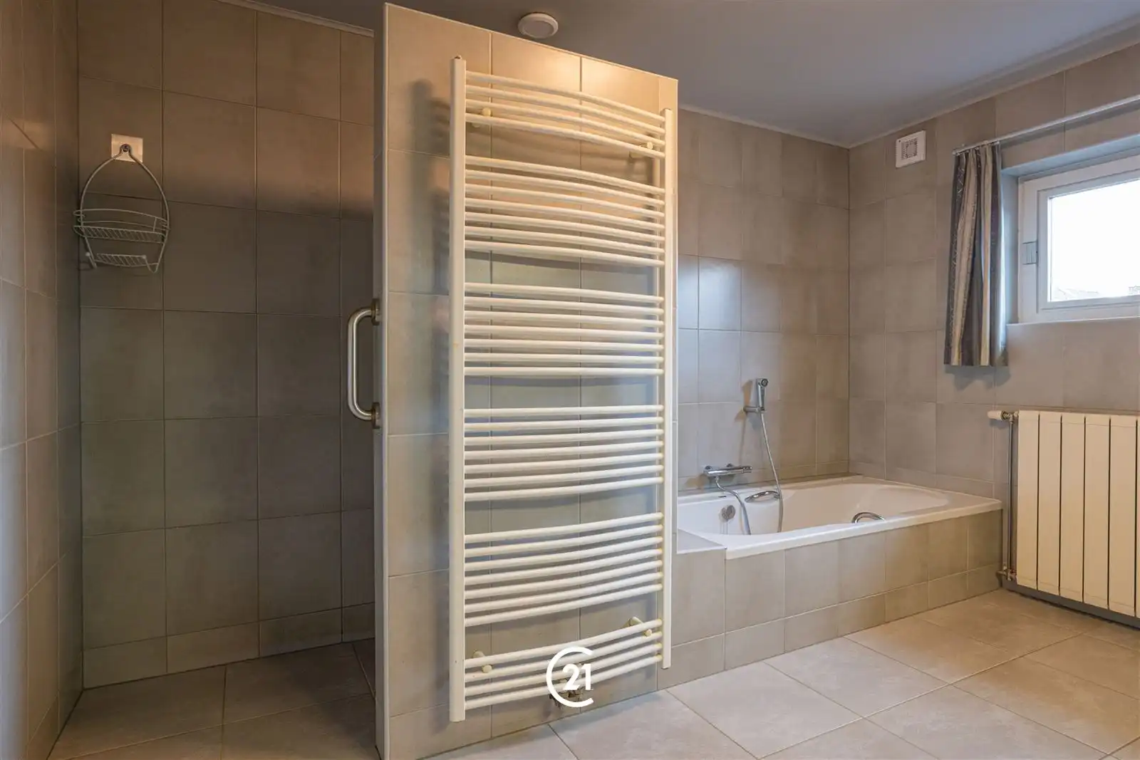 INSTAPKLARE VILLA MET LOODS TE ZWALM foto 15