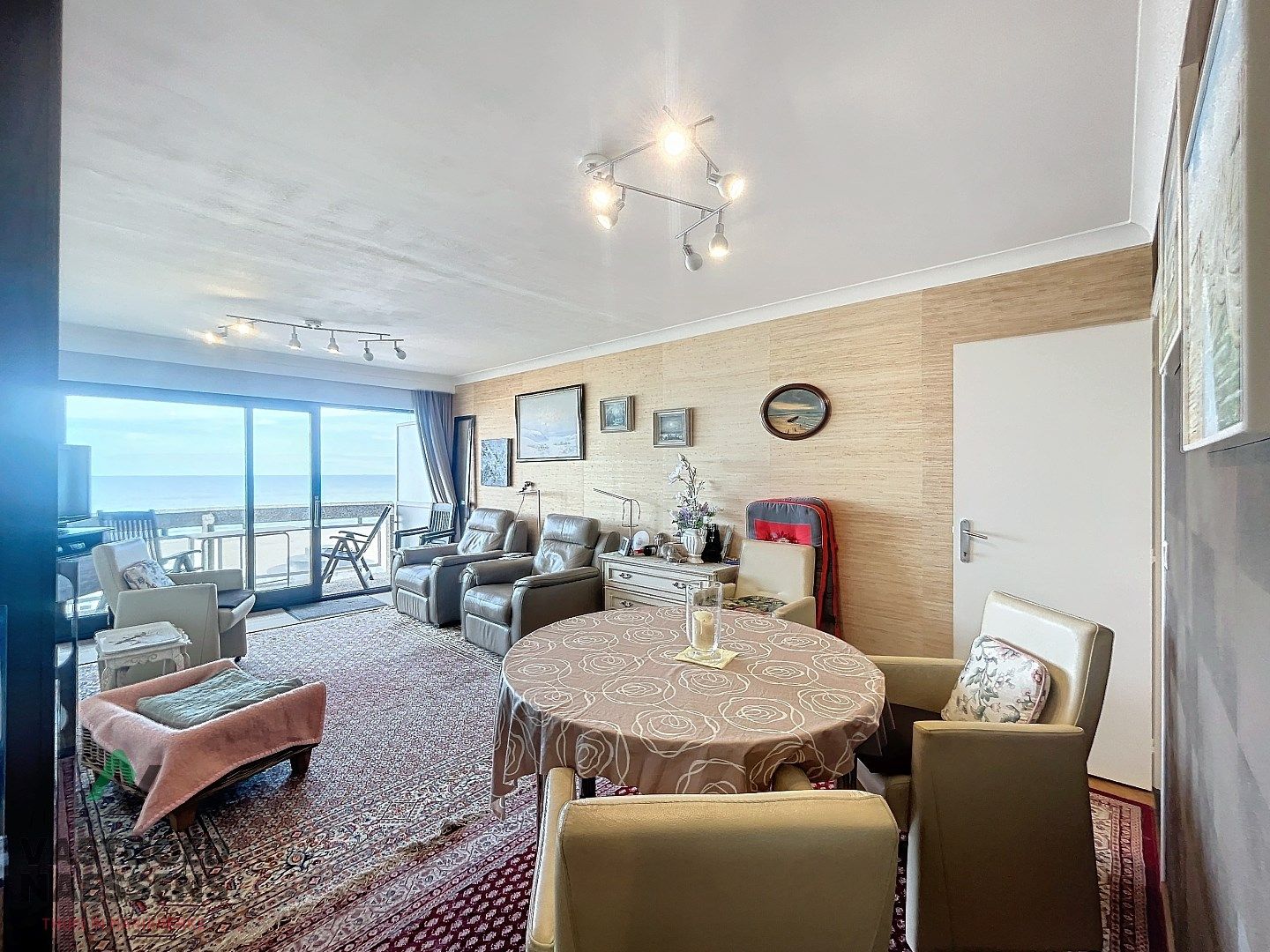 Instapklare studio met ruim terras en zicht op zee foto 8