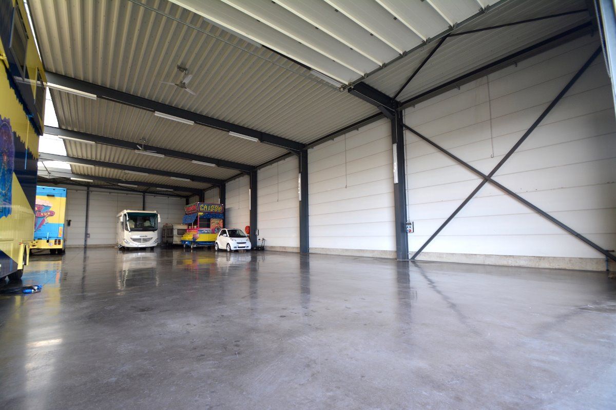 Instapklare, goed geïsoleerde OPSLAGRUIMTE / MAGAZIJN (380m²) op ambachtelijke zone te Blankenberge. foto 3
