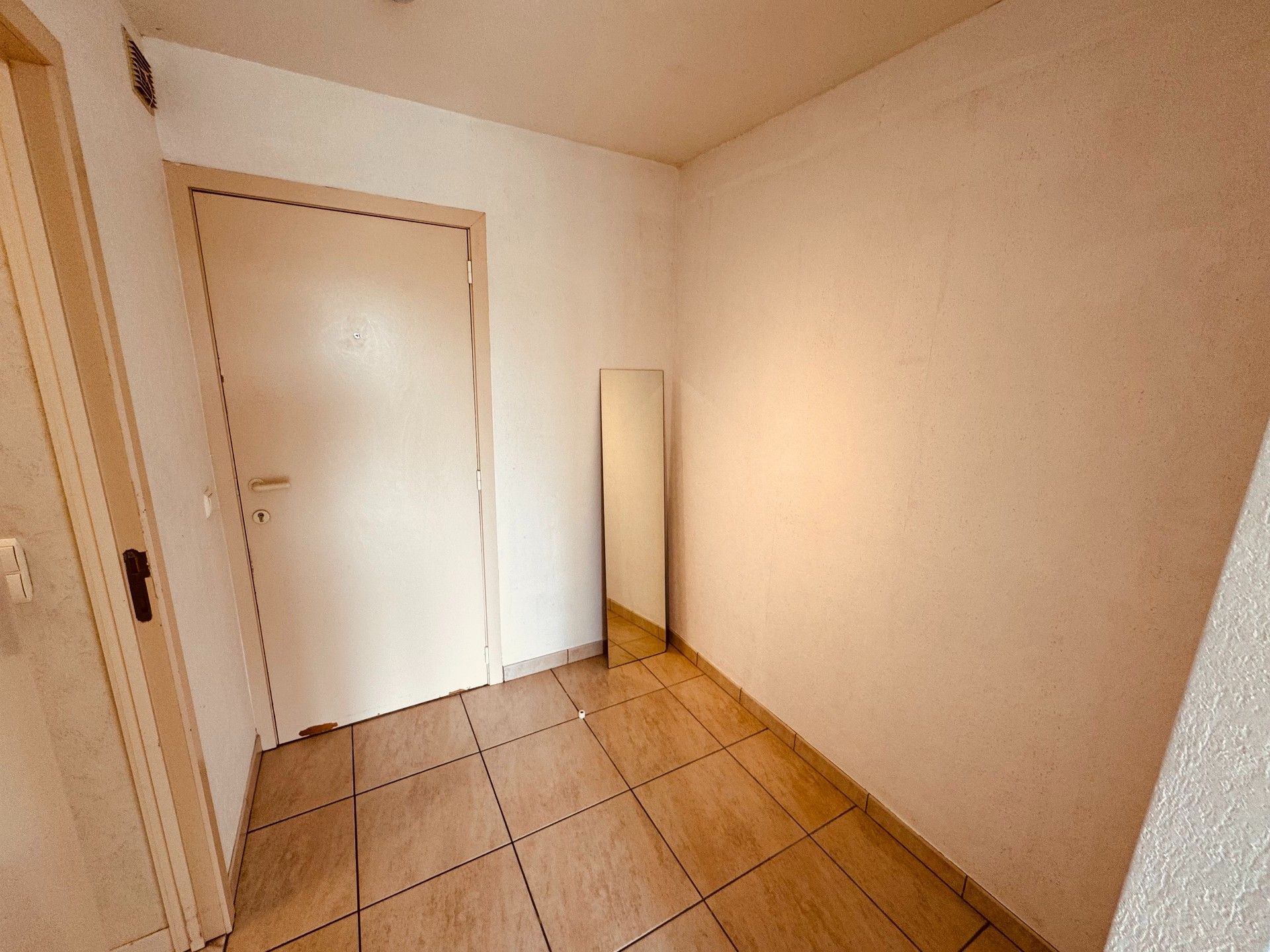 leuke studio te koop in de Blutsyde Promenade te Bredene. bestaat uit: inkom, luchtige woonkamer, terras, open ingerichte keuken, badkamer met bad en toilet. Er is een openlucht zwembad in het domein. Mogelijkheid tot aankoop van een parking . (prijs: 18.000 euro). foto 3
