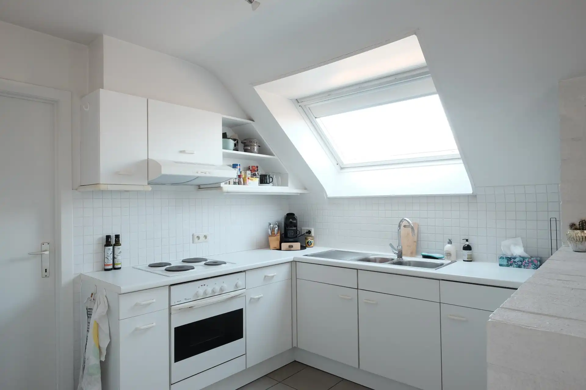 Gezellig dakappartement met 2 slaapkamers, terras en garage te Roeselare foto 6