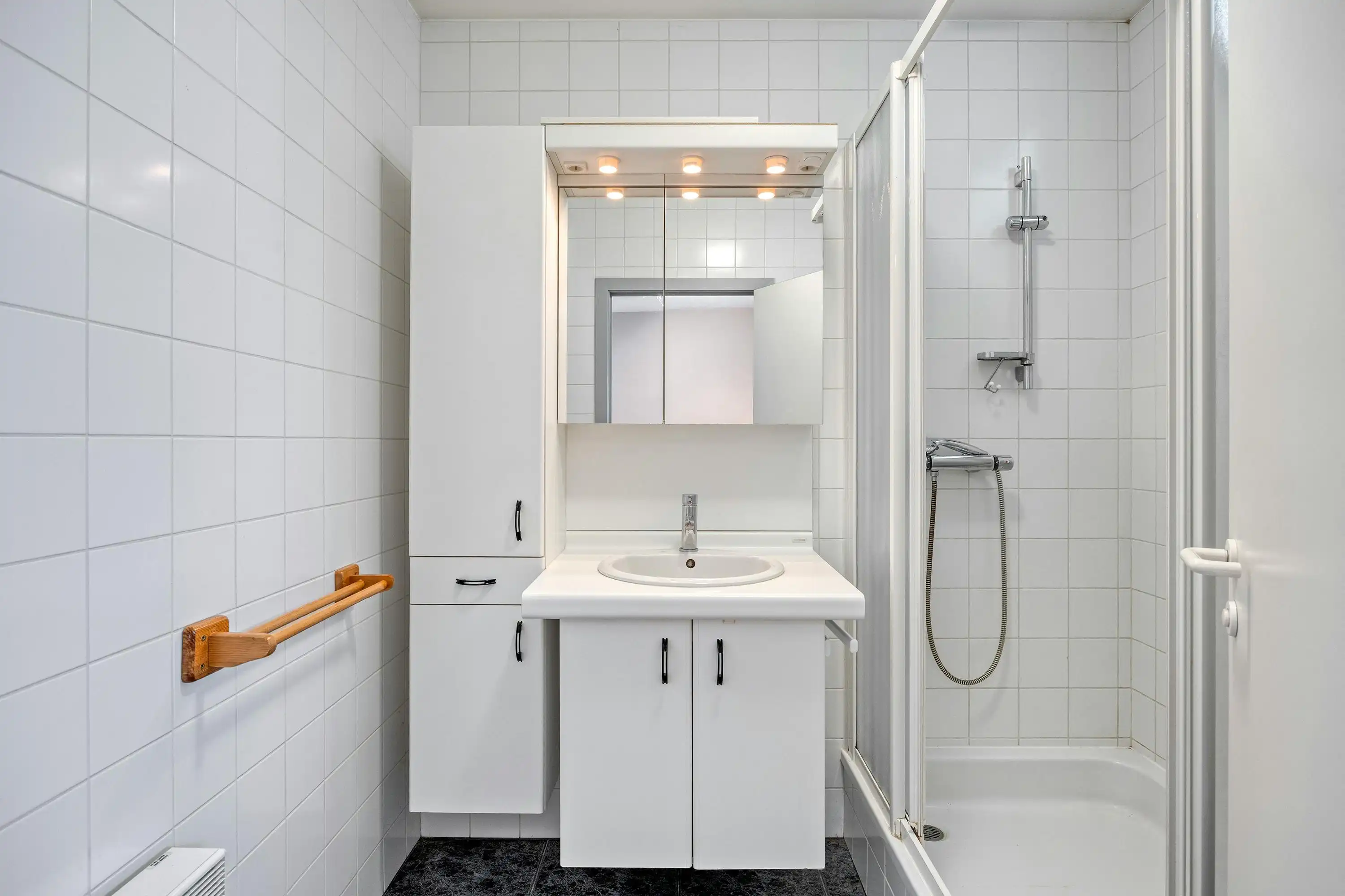Instapklaar gelijkvloers appartement met gemeenschappelijke tuin en fietsenberging in hartje Kapellen! foto 12