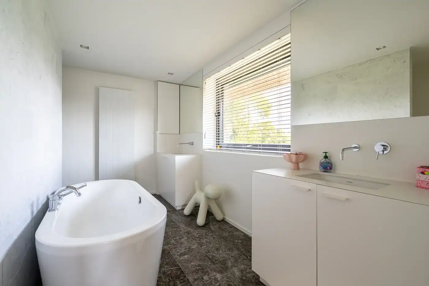 Recent gebouwde villa voorzien van een luxe afwerking, grenzend in alle privacy aan het Zwin nabij de Oosthoek  foto 19