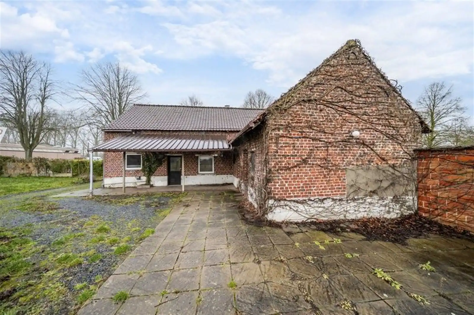 Woning met tuin en weiden foto 19