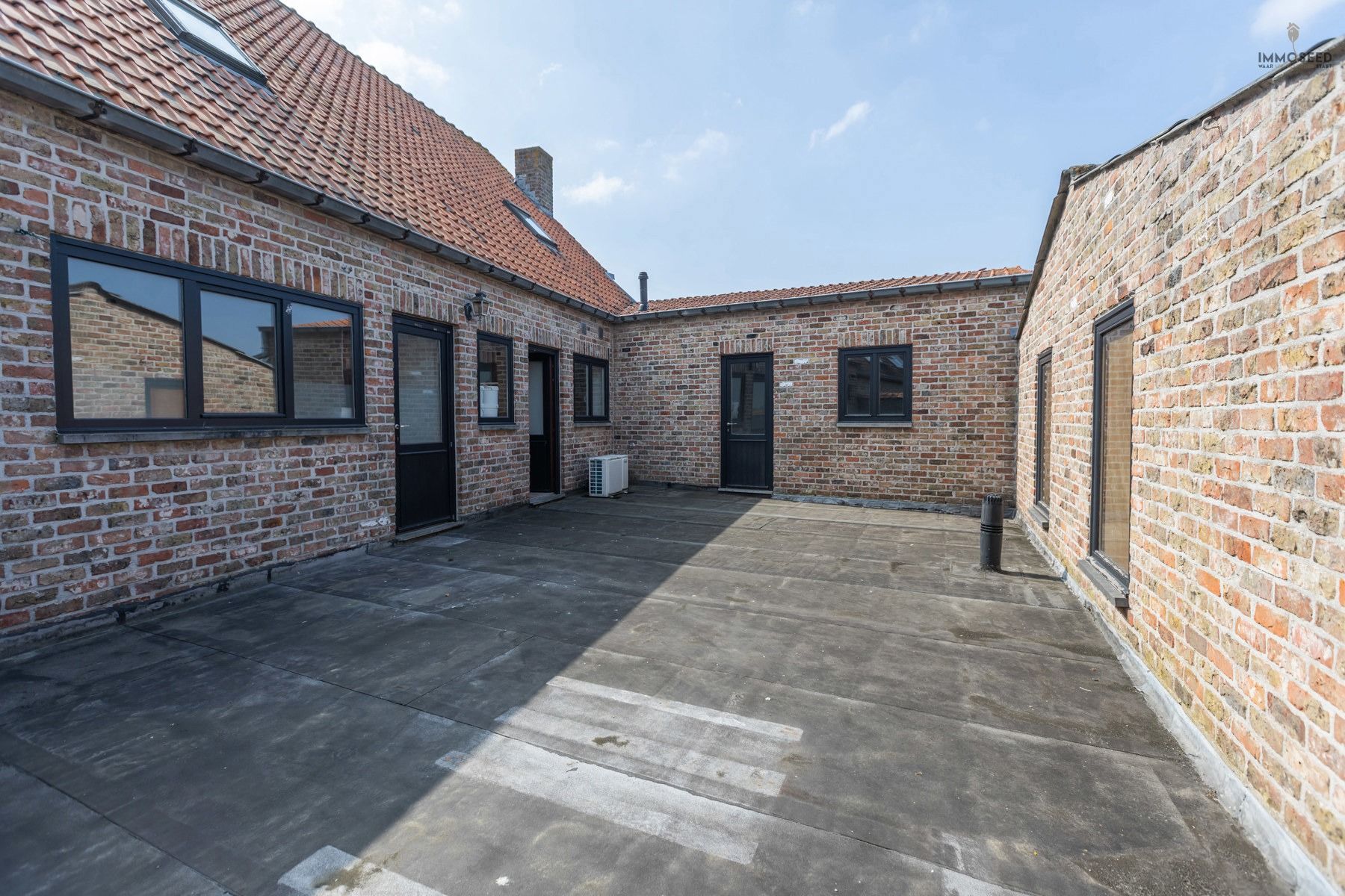 Multifunctioneel pand met ruime loods foto 15