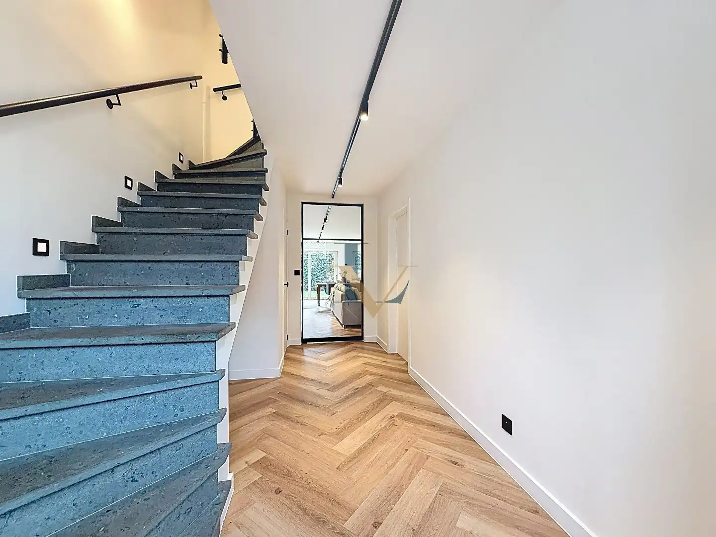 Charmante gerenoveerde rijwoning in pastoriestijl te koop in centrum Schilde foto 13