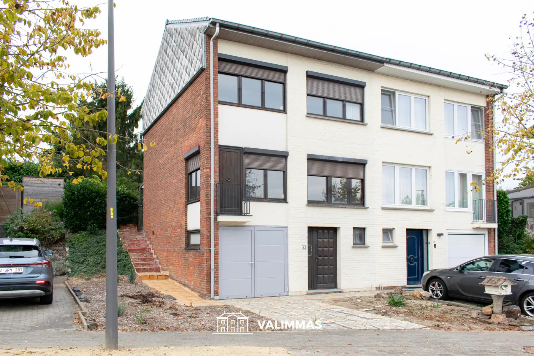 Centrum: op te knappen driegevelwoning met garage en tuin... foto 2