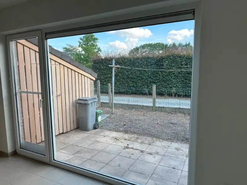 --- NIEUW --- Volledig gerenoveerd 1-slaapkamer appartement met autostaanplaats. foto {{pictureIndex}}