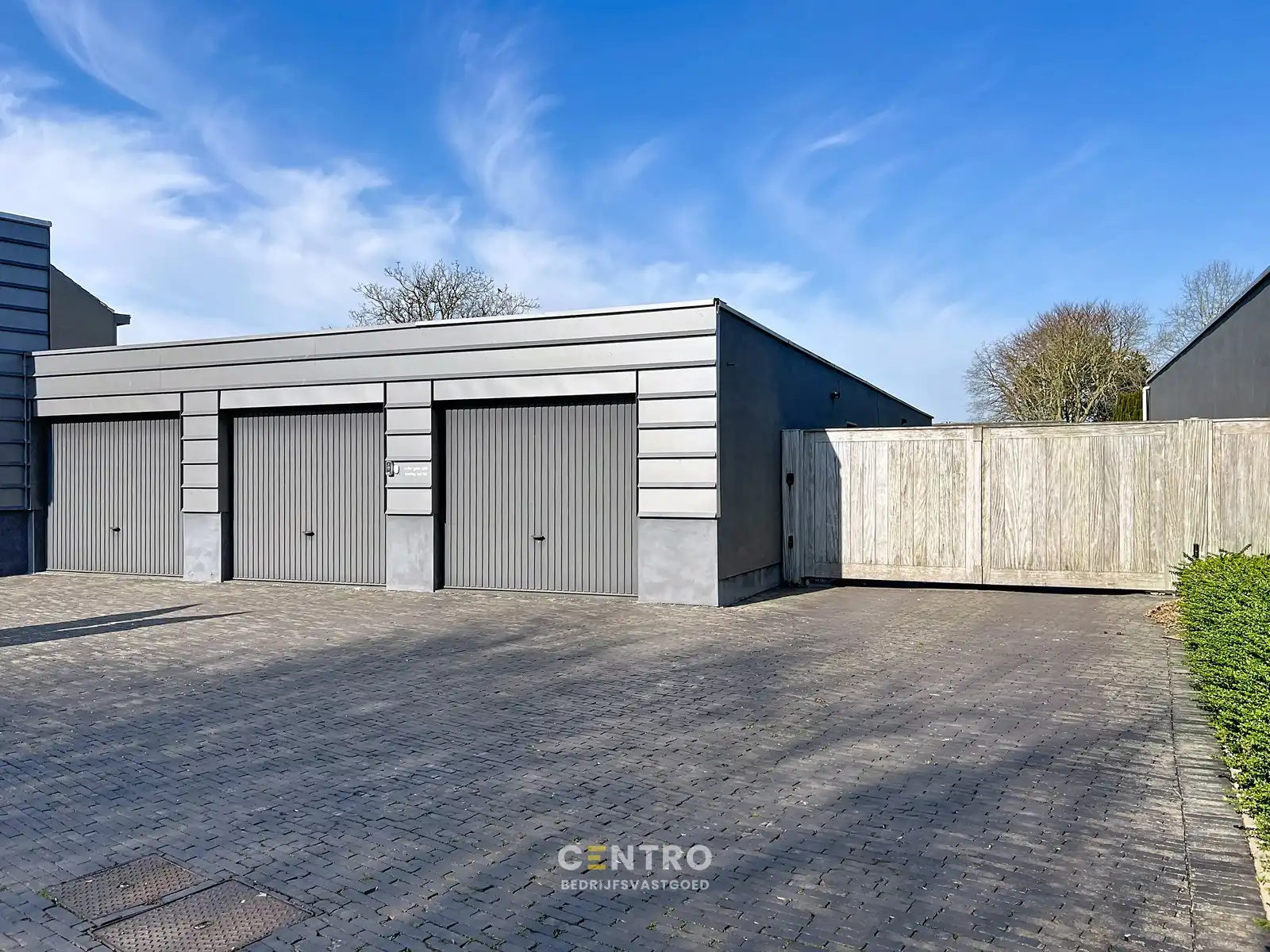 Veelzijdig handelspand met luxewoning, showroom met kantoor (kantoor, winkel, vrij beroep,...), magazijnen en garages. foto 47