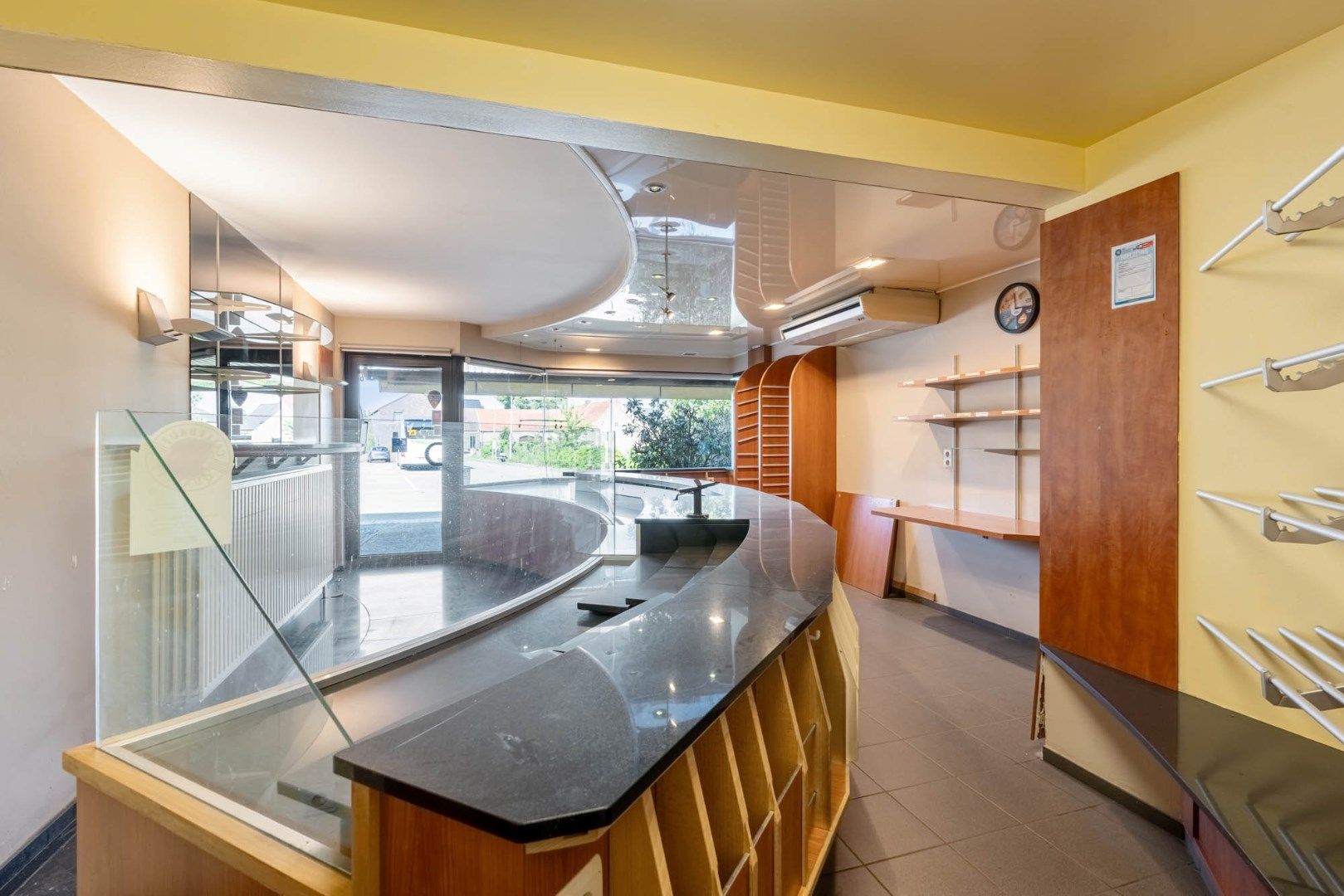 Multifunctioneel gebouw bestaande uit een woning, een winkel en een magazijn/werkplaats gelegen op een rustige locatie te Voorshoven! foto 5