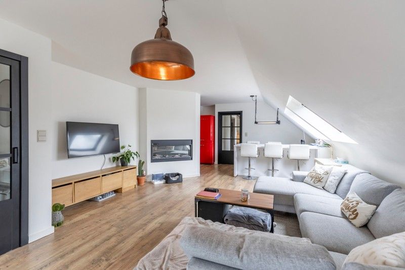 Zeer ruim en gerenoveerd appartement met 3 slpks en autostaanplaats foto 5