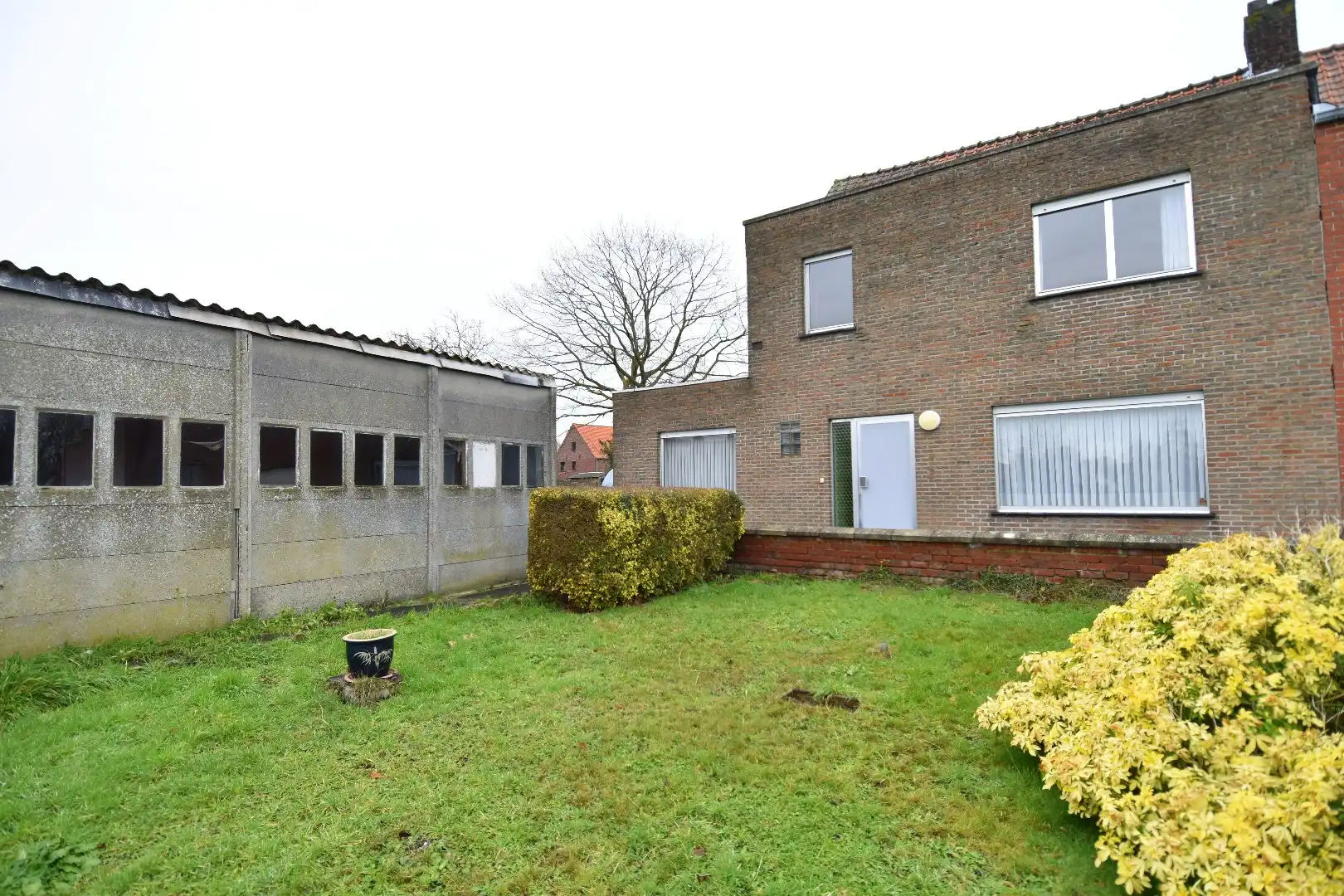 Halfopen bebouwing met 2 slaapkamers, garage en tuin in landelijke omgeving te koop in Gullegem foto 13