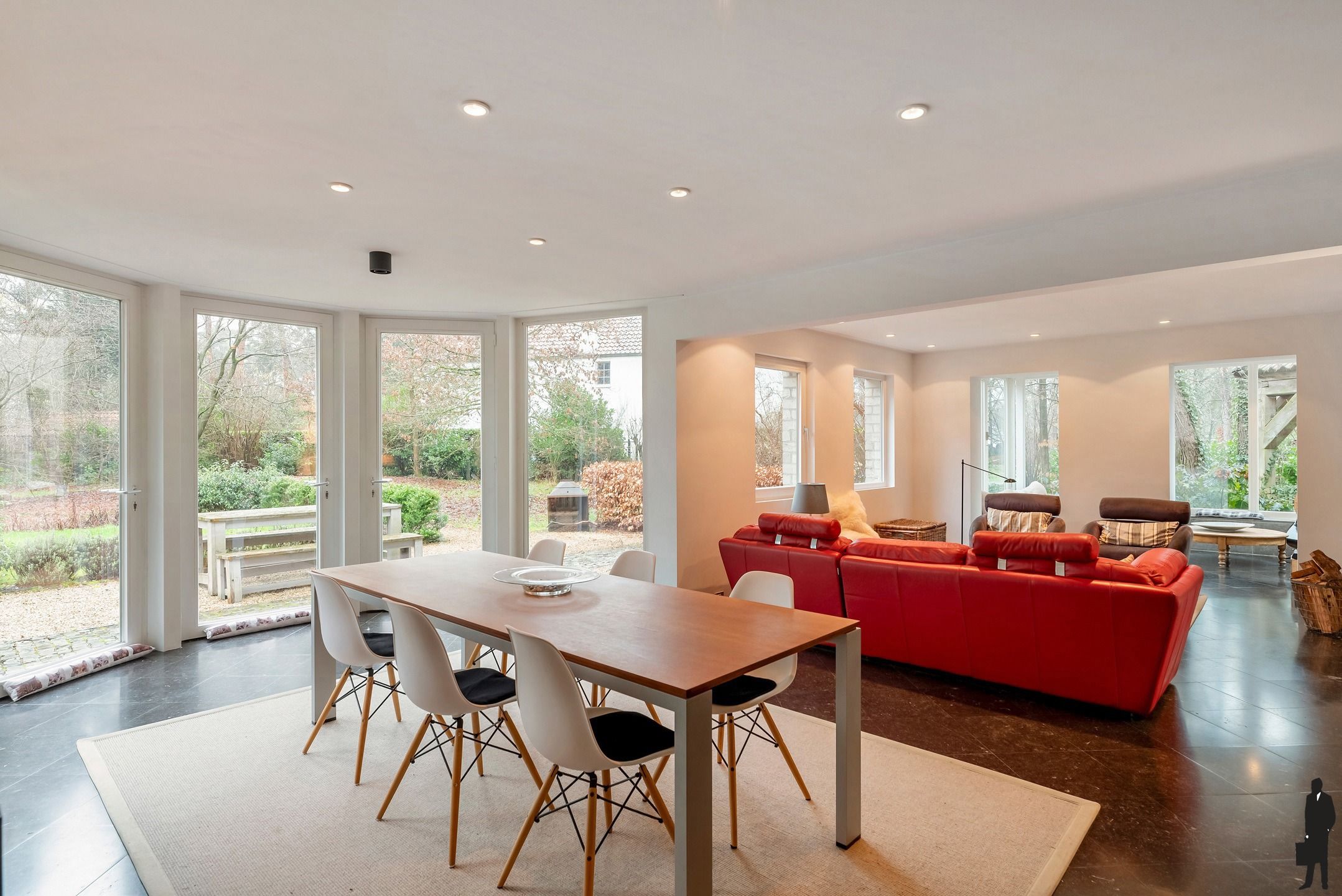 Woning met zwembad op zuidgericht perceel van ca. 2145 m² foto 2