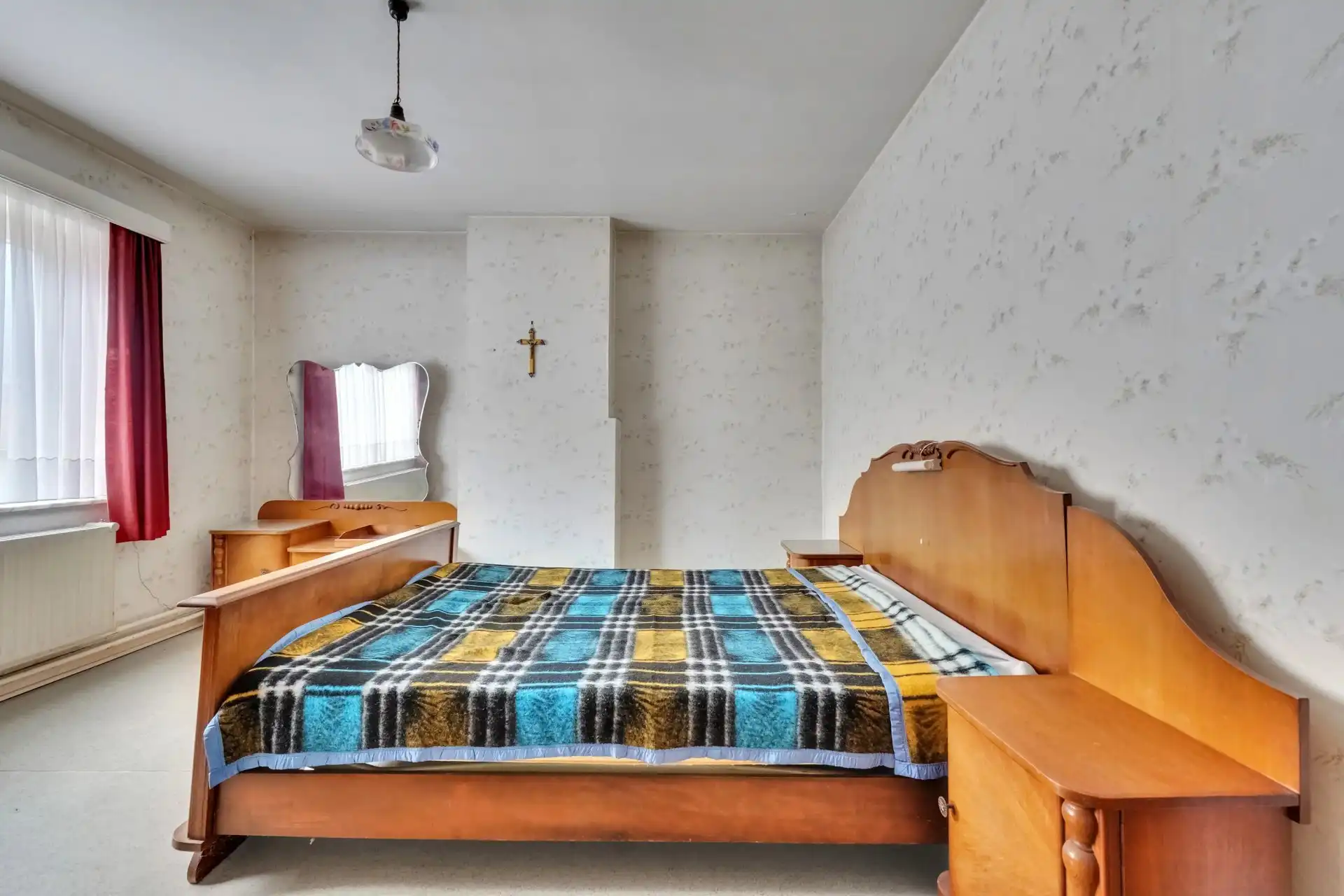 Ruime, centraal gelegen woning met renovatiepotentieel foto 16