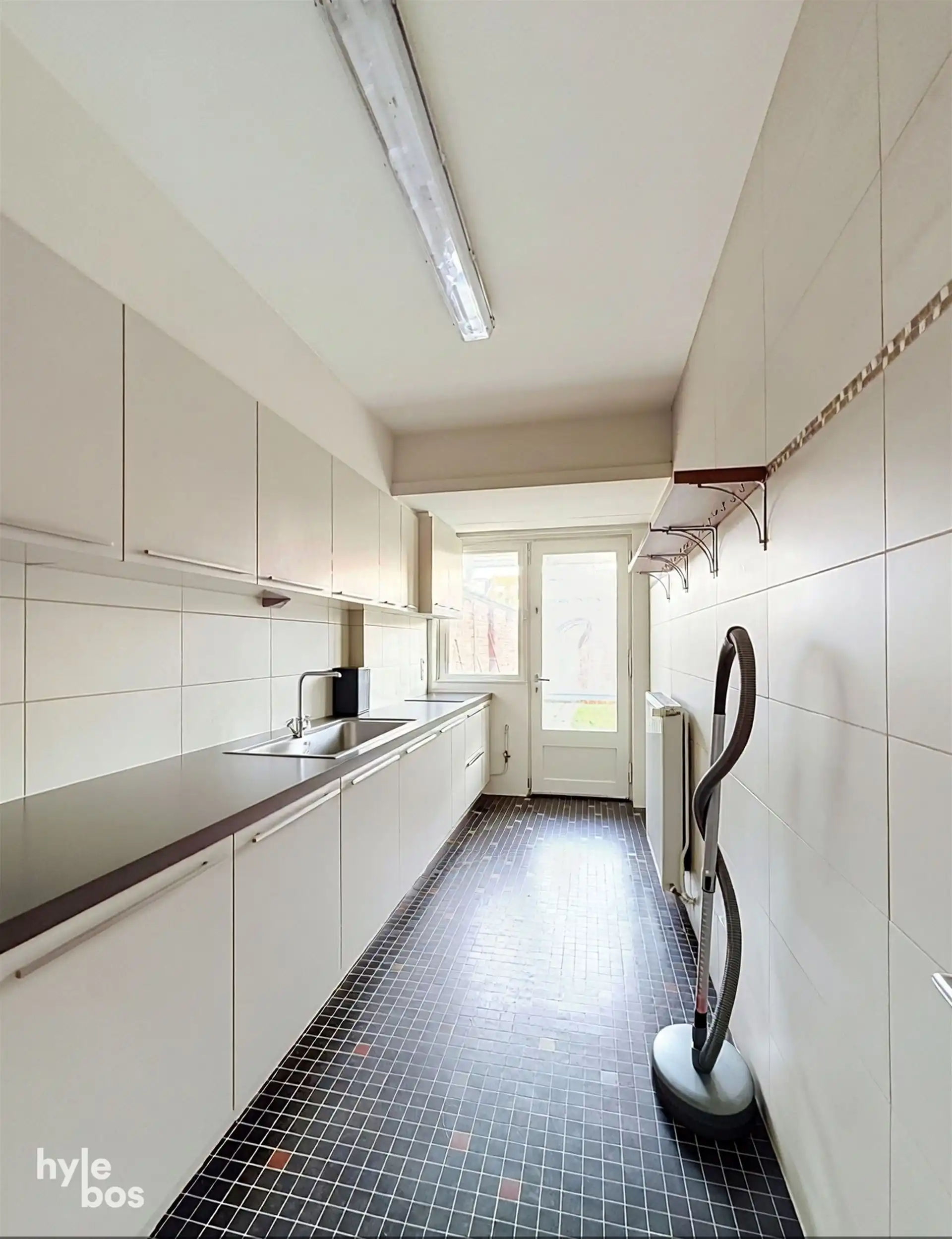 Centraal gelegen, zeer ruim drie slaapkamer appartement met stadstuin en garage foto 4