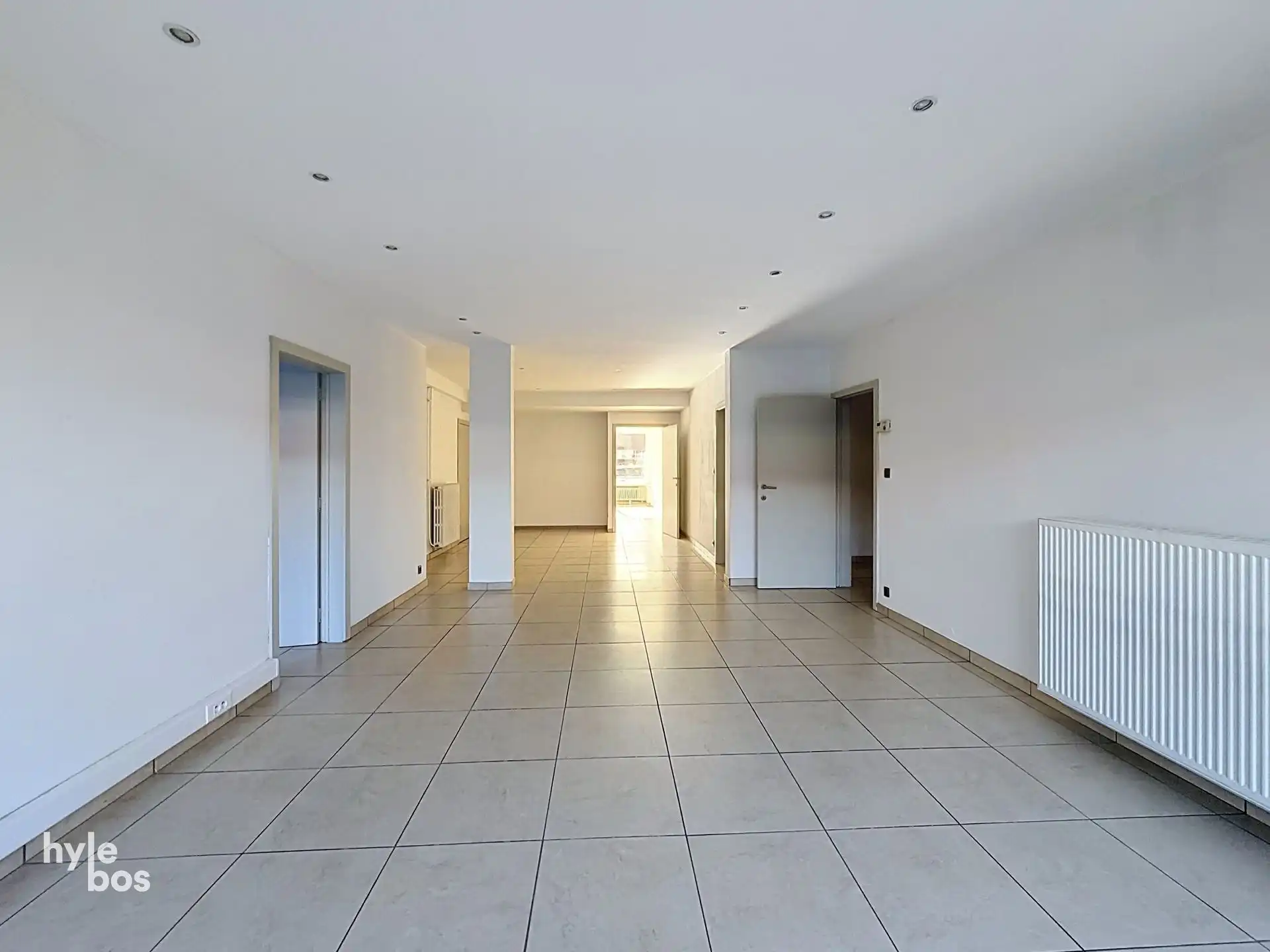 Centraal gelegen, zeer ruim drie slaapkamer appartement met stadstuin en garage foto 4