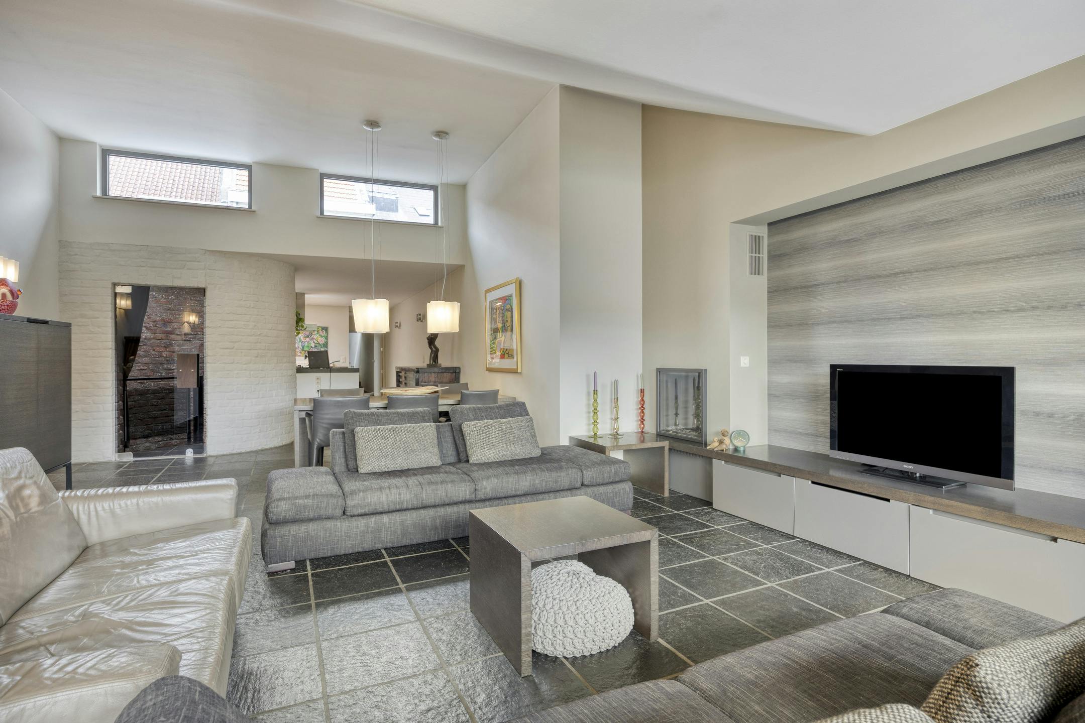 Stijlvolle stadswoning met handelspand te koop in hartje Maaseik foto {{pictureIndex}}