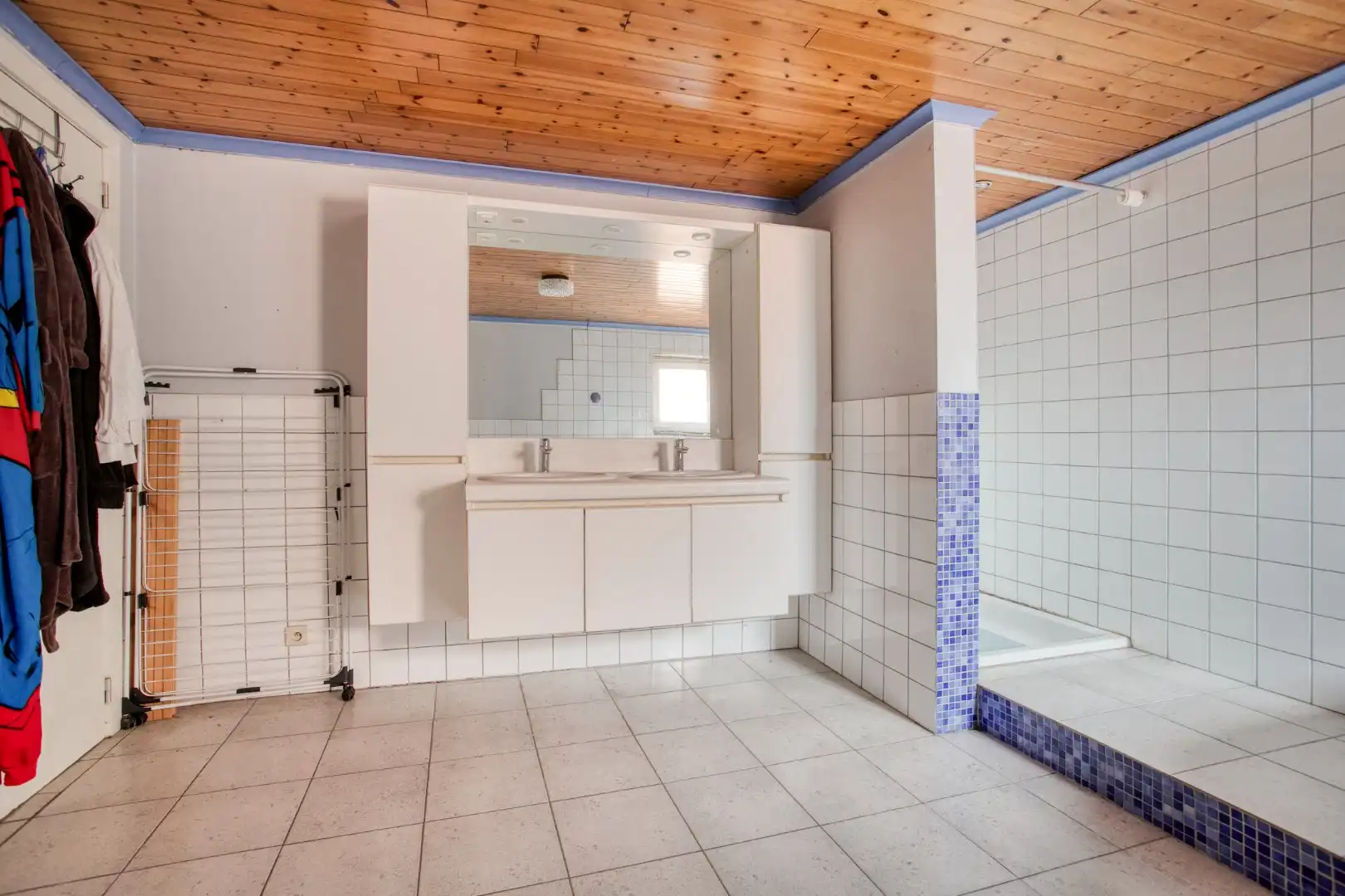 Ruime woning met dubbele garage en tuin in het centrum van Ledegem, 4 slaapkamers foto 6