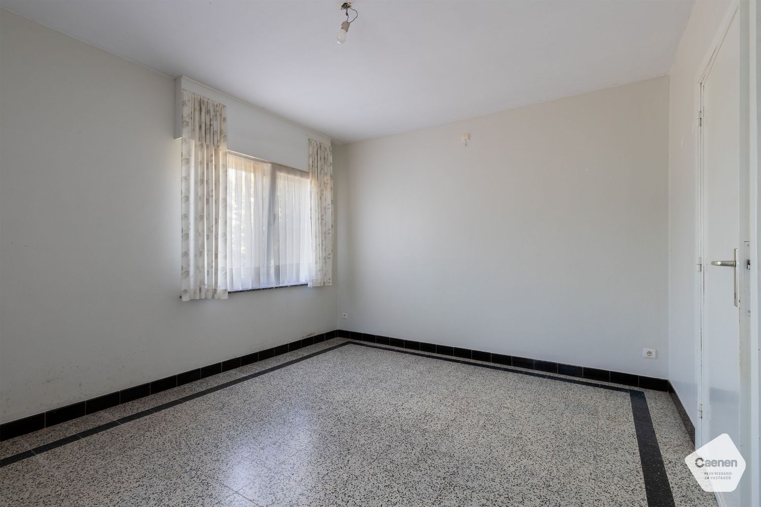 VRIJSTAANDE LANDELIJKE GELEGEN TE RENOVEREN WONING met 3 slaapkamers en MOOI PERCEEL VAN 980 m² foto 7