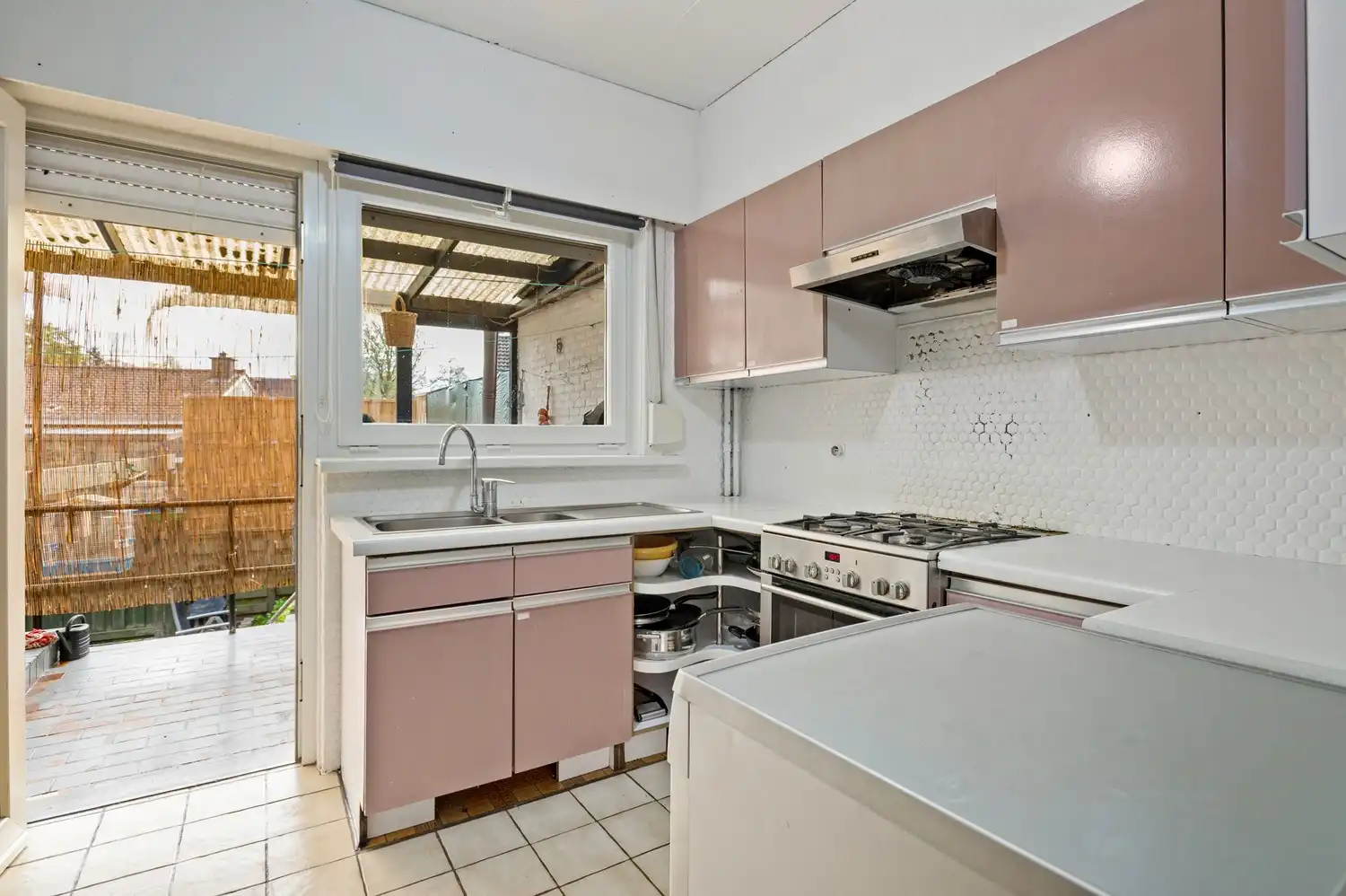 Op te frissen woning op toplocatie met 3 slaapkamers, zolder en kelder te Lier foto 7