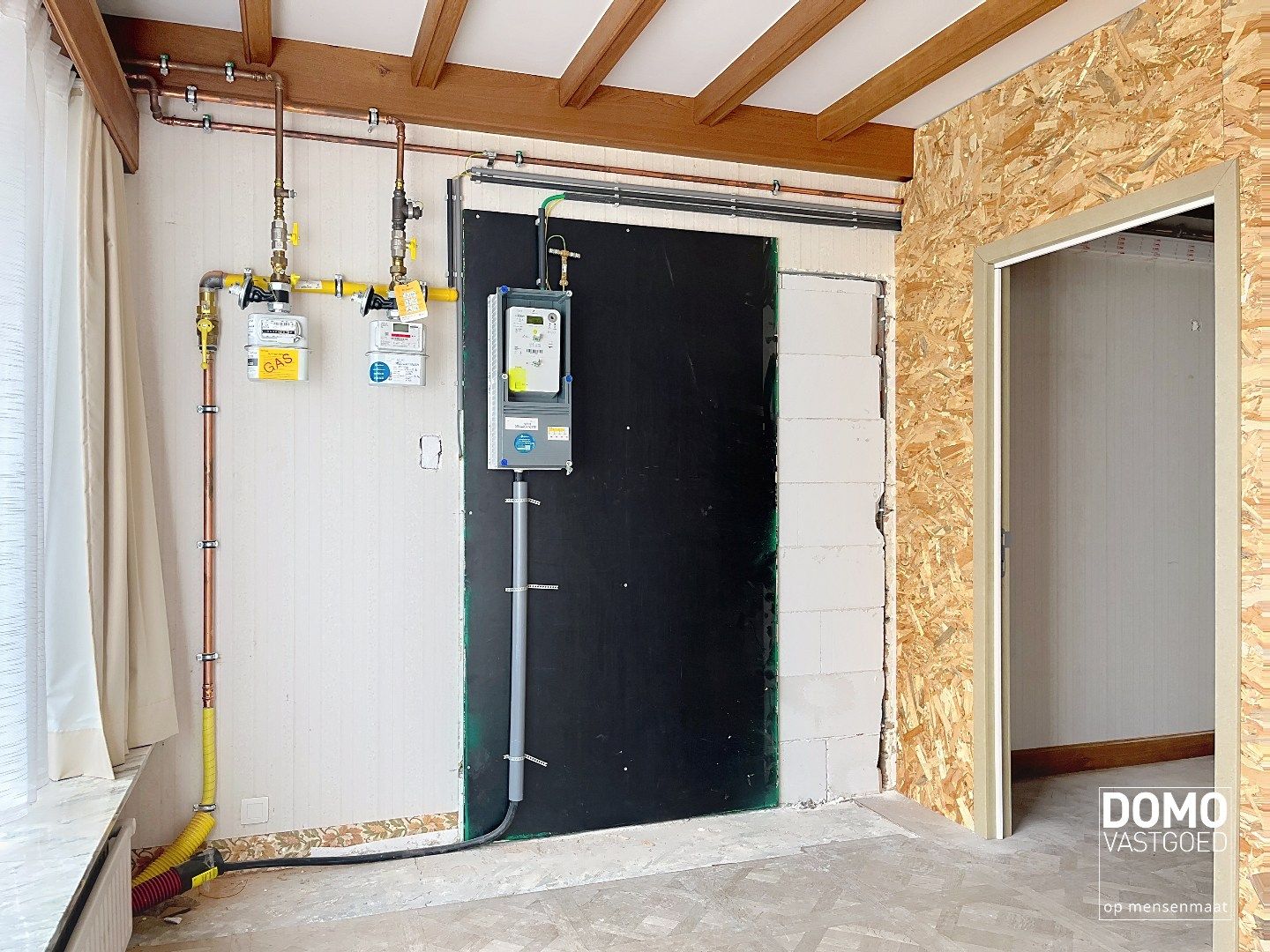 Commercieel gelegen handelspand met inclusief bovenliggend appartement te Kermt. foto 31