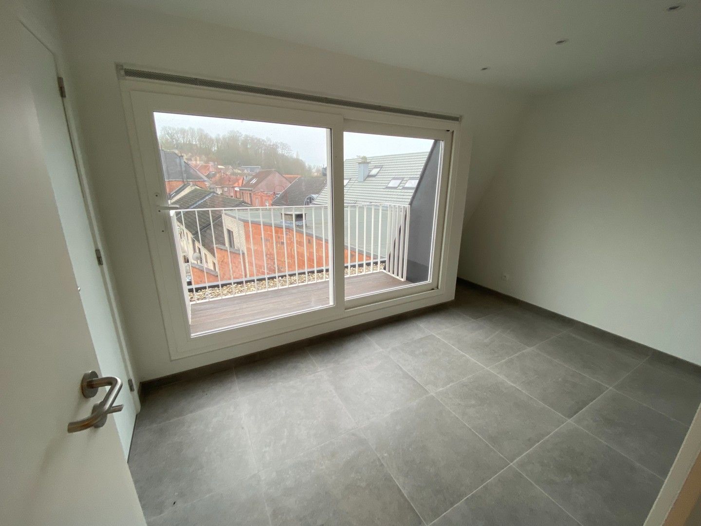 Modern dakappartement in loftstijl met terras – centrum Aarschot foto 3