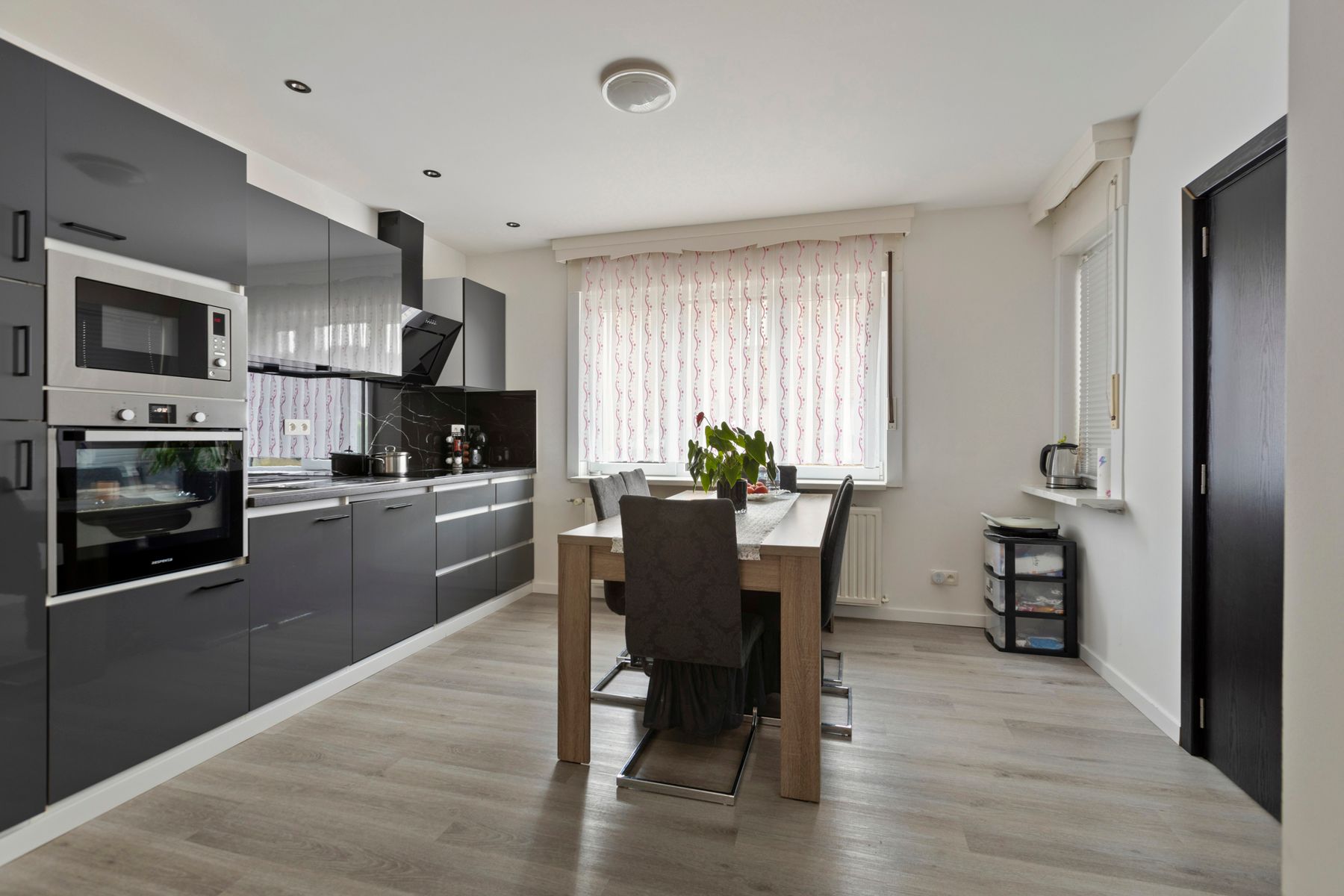Gerenoveerde woning met drie slaapkamers foto 12