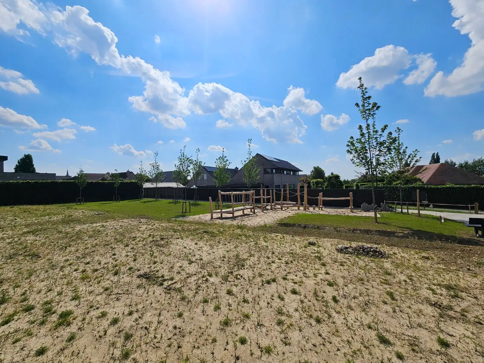 Halfopen nieuwbouwwoning met carport foto 4