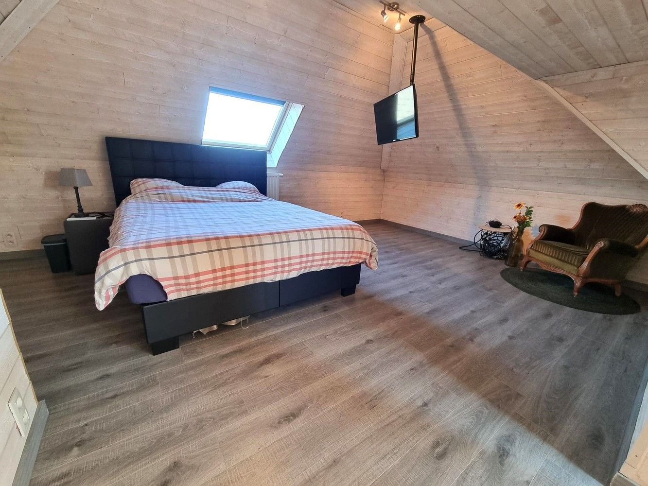 Instapklare woning met 5 slaapkamers met groot naastliggend magazijn. Ideaal voor zelfstandigen. foto 10