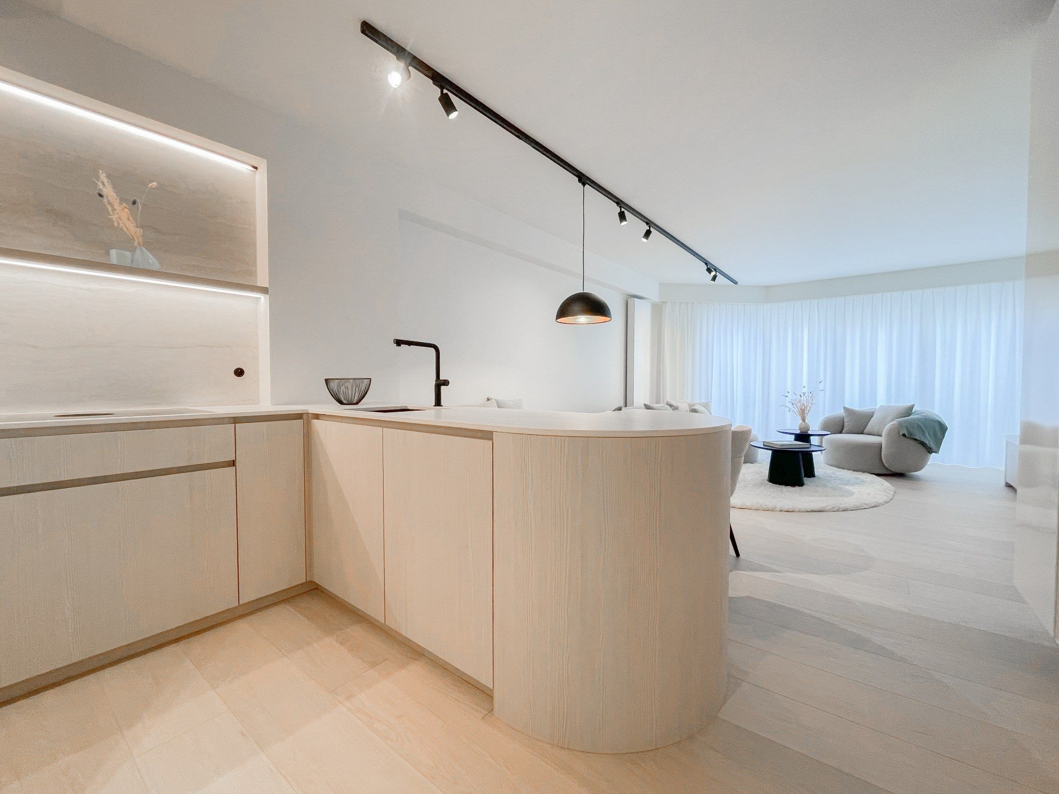 Stijlvol volledig gerenoveerd appartement met zijdelings zeezicht gelegen in het Zoute. foto 11