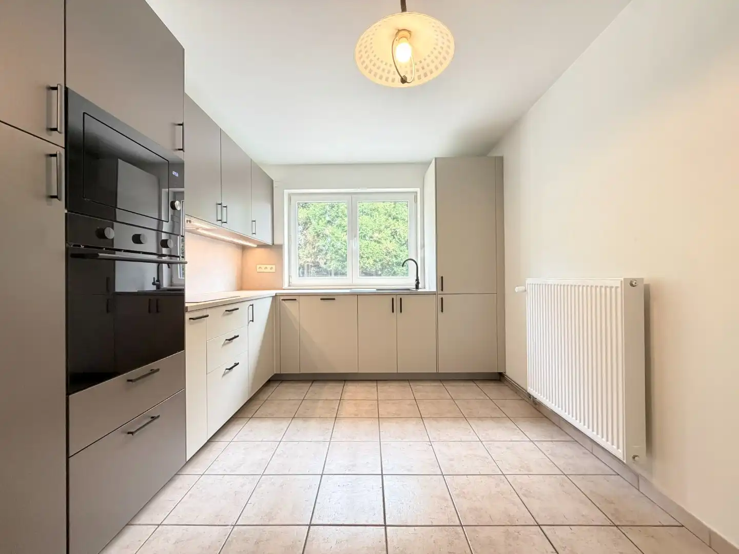 Netjes gerenoveerd 1-slaapkamer appartement met ruime kelder en inpandige garage foto 11