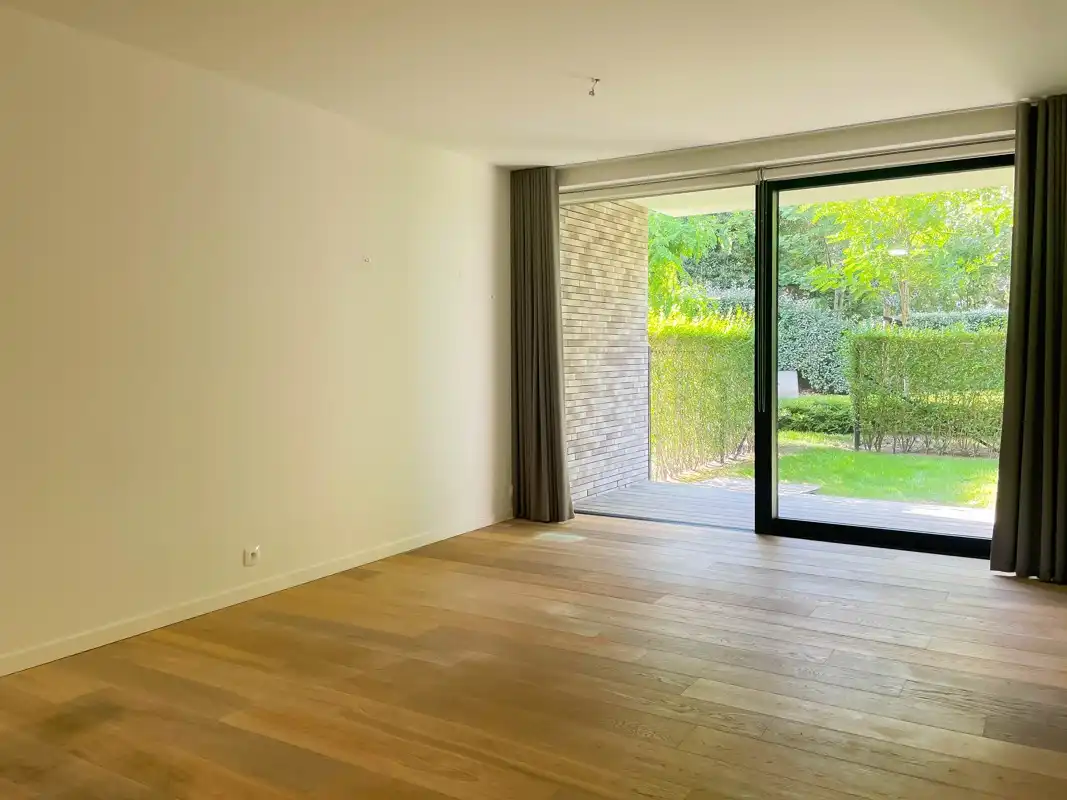 service flat met 1 slaapkamer en tuin + mogelijkheid tot parkeerplaats foto {{pictureIndex}}