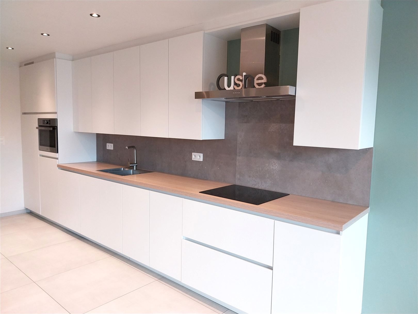 TE HUUR: Gerenoveerde halfopen bebouwing met 3 slaapkamers en ruime tuin! foto 6