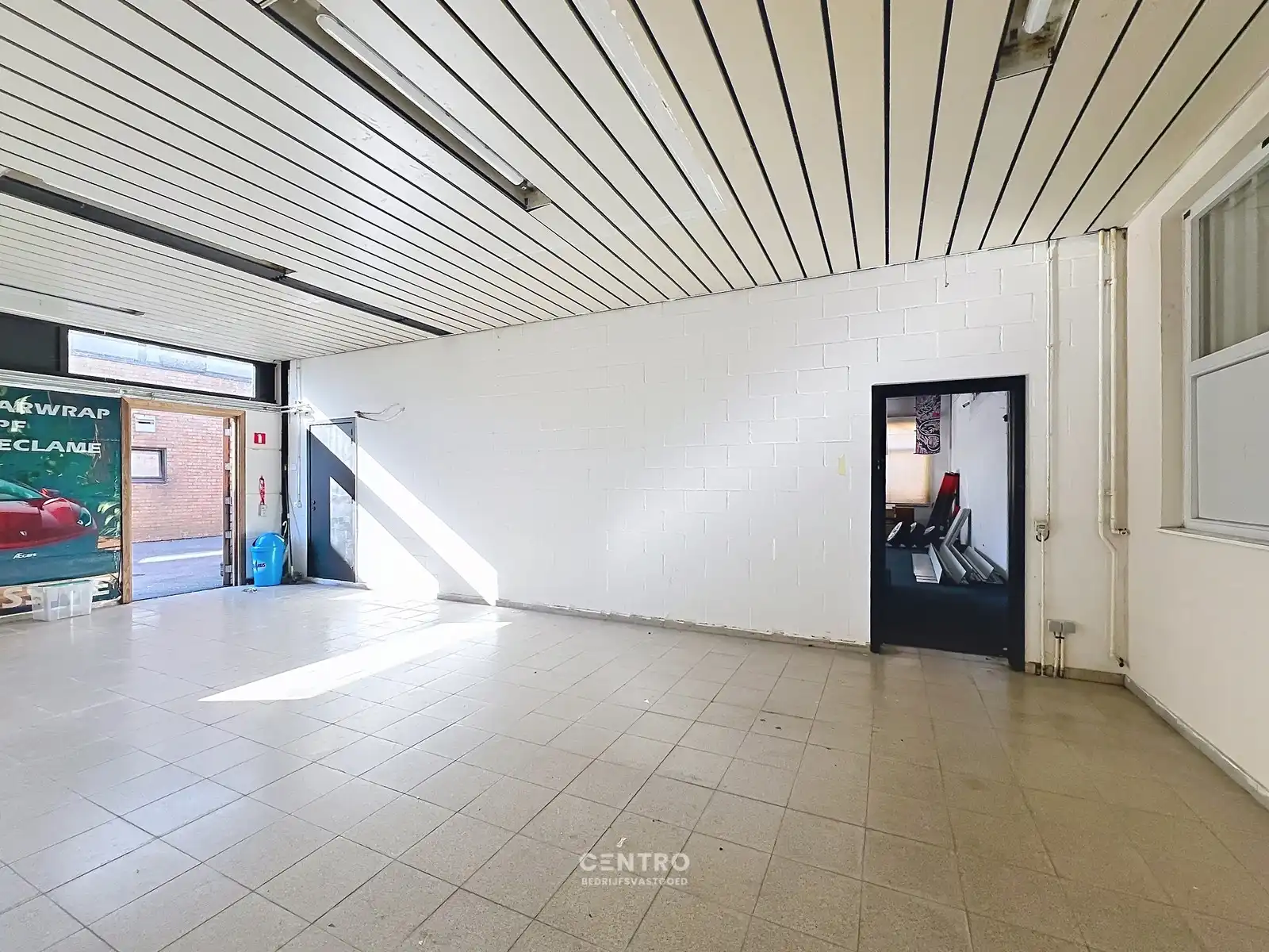 Goed gelegen LOODS/WERKPLAATS (ca.130m2) met  sectionaalpoort en 2 parkeerplaatsen te RUMBEKE. foto 8