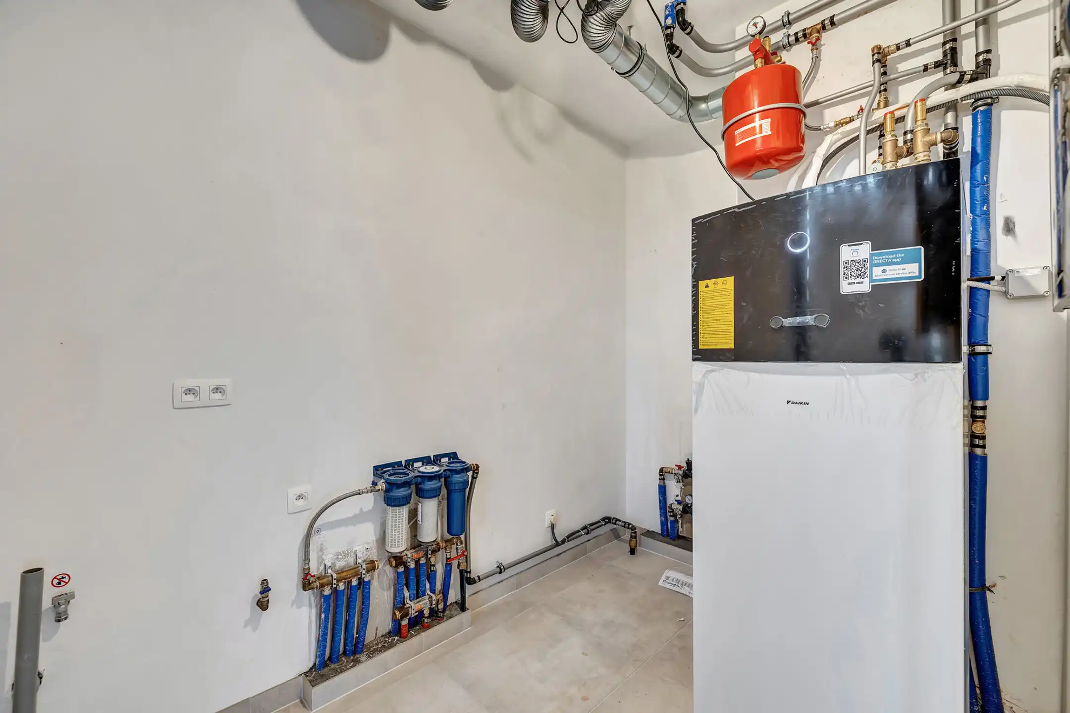 Prachtige half open nieuwbouwwoning in uniek woonerf foto 11