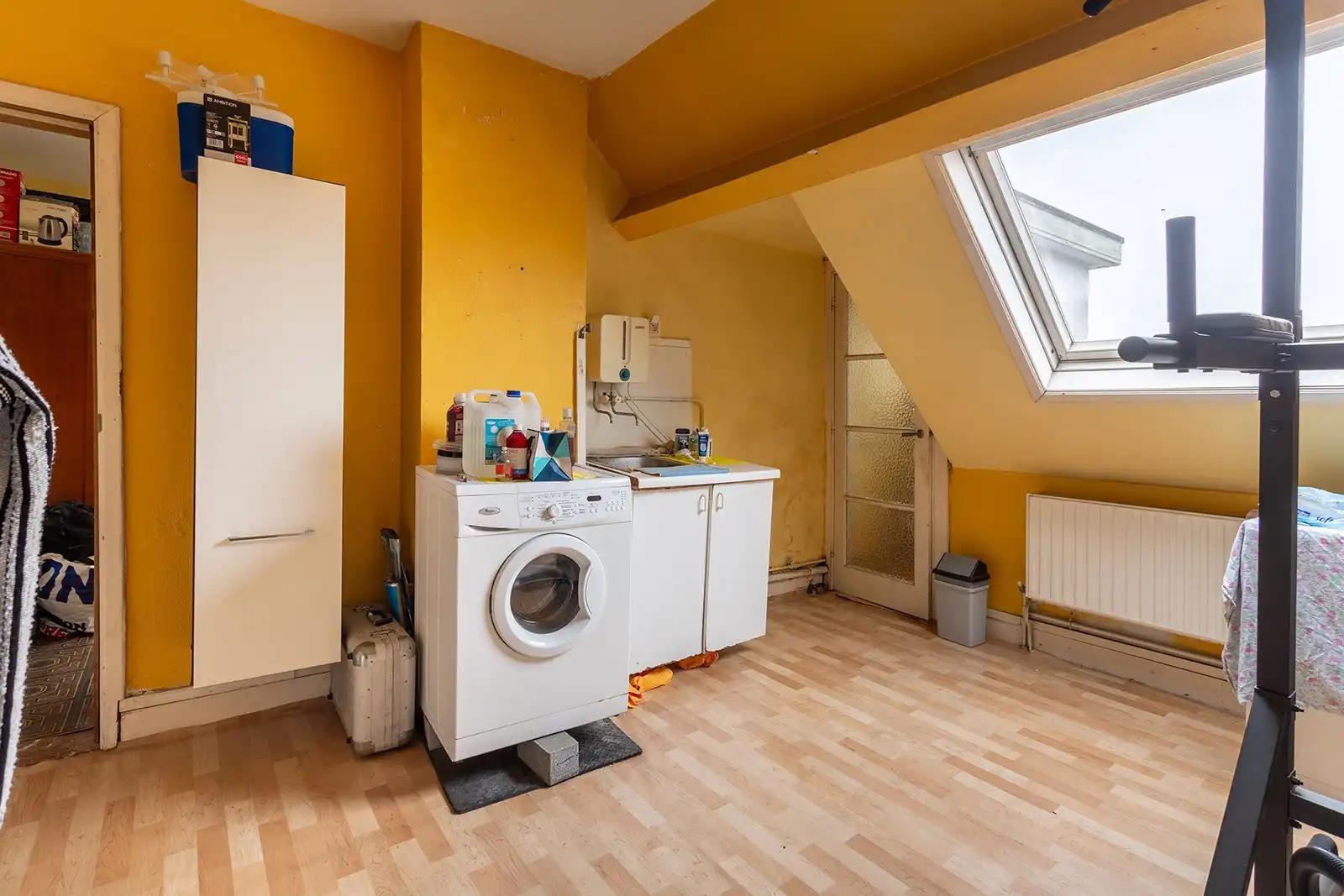 Op te frissen ruime woning met 7 slpk,3 badkamers,terras en garage foto 24