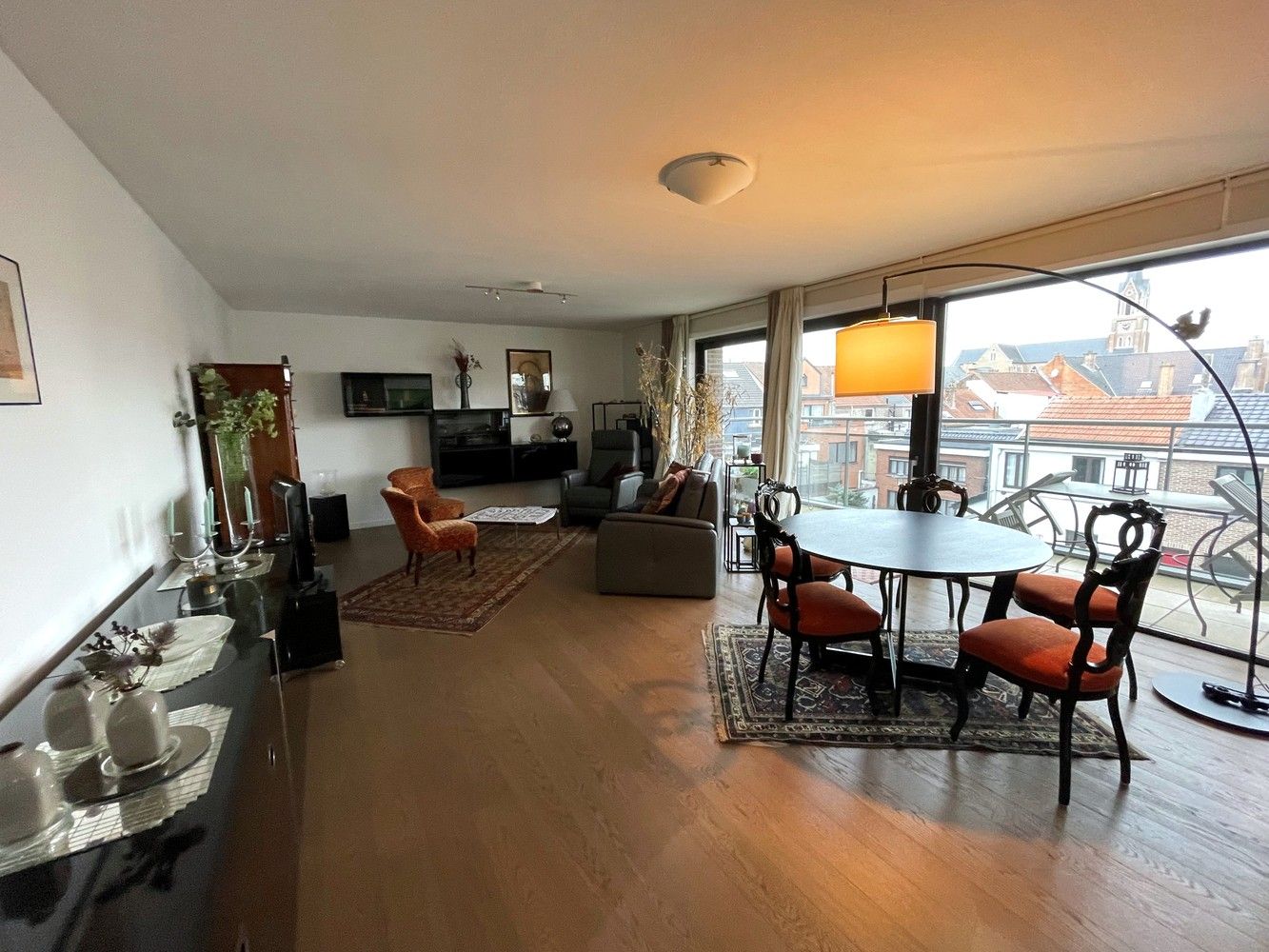 Gerenoveerd 3 slaapkamer appartement met garage foto 2