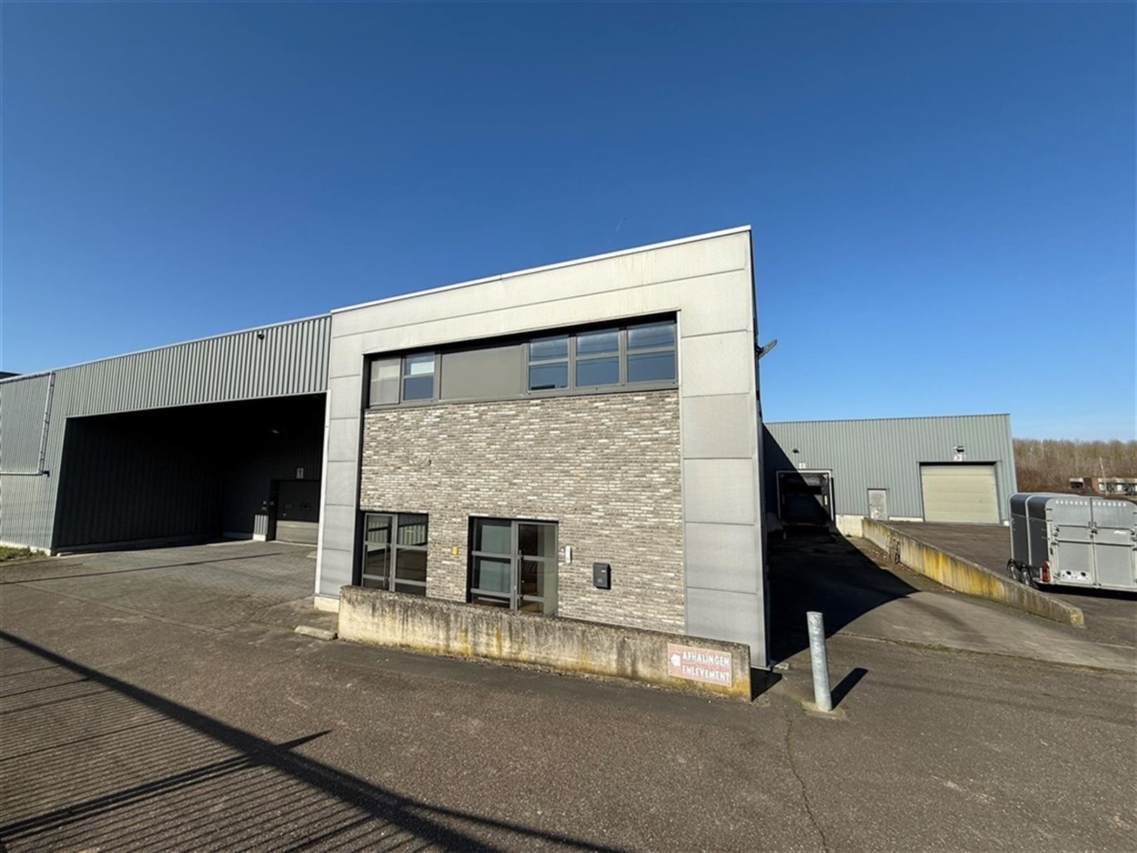 Polyvalent bedrijfsgebouw foto {{pictureIndex}}