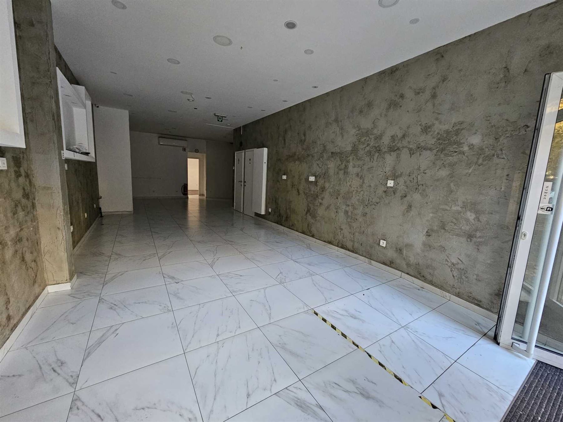 Zeer ruim handelsgelijkvloers op de Gitschotellei! foto 5