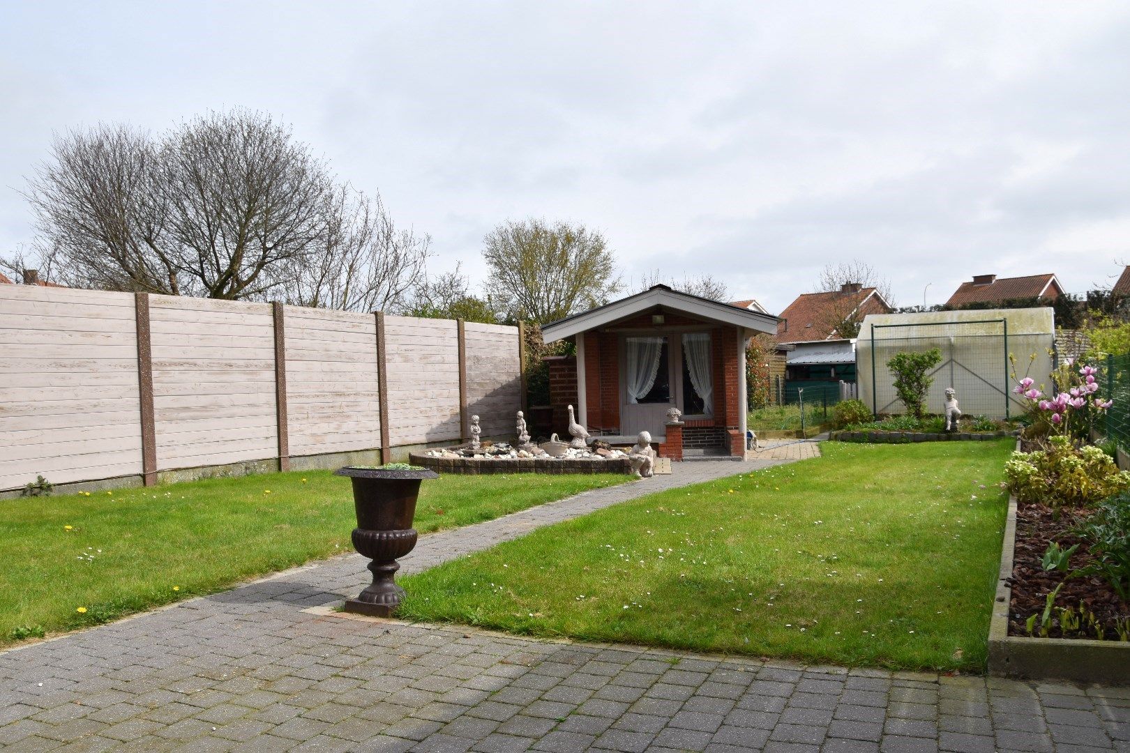 Kloeke eigendom met 4 slaapkamers, garage, zolder en zonnige tuin te koop in Gullegem foto 15