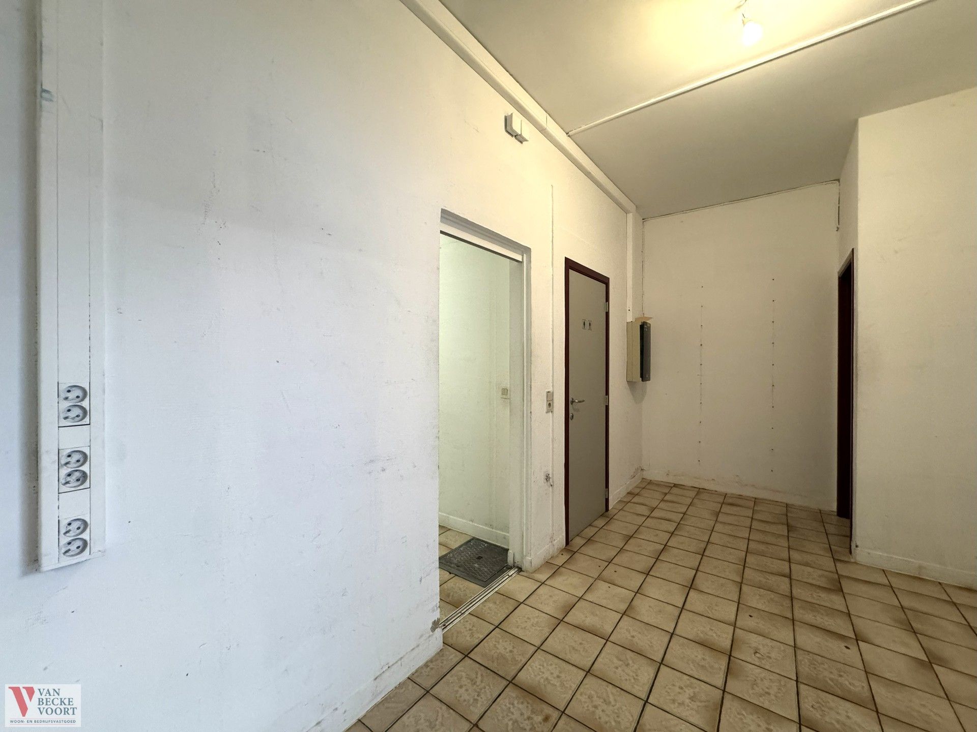 Handelsgelijkvloers 60m² aan drukke invalsweg Oostende foto 8